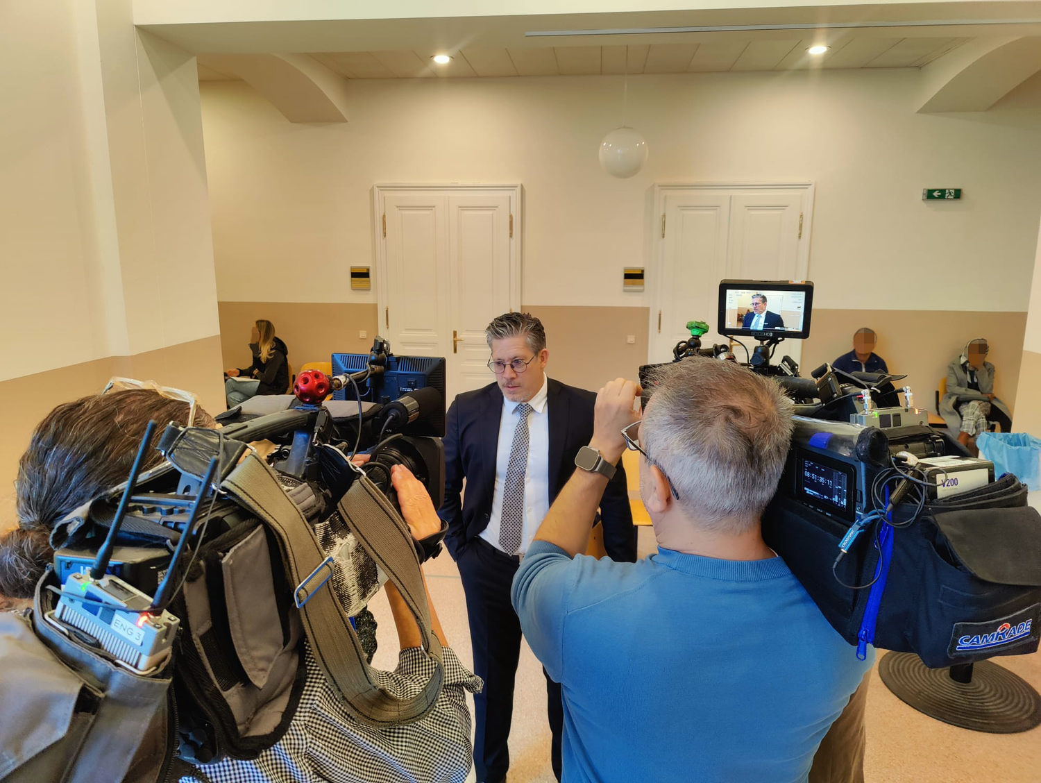 Opfer-Anwalt Florian Höllwarth stellte sich den Fragen der Medienvertreter beim Prozess in Wr. Neustadt.