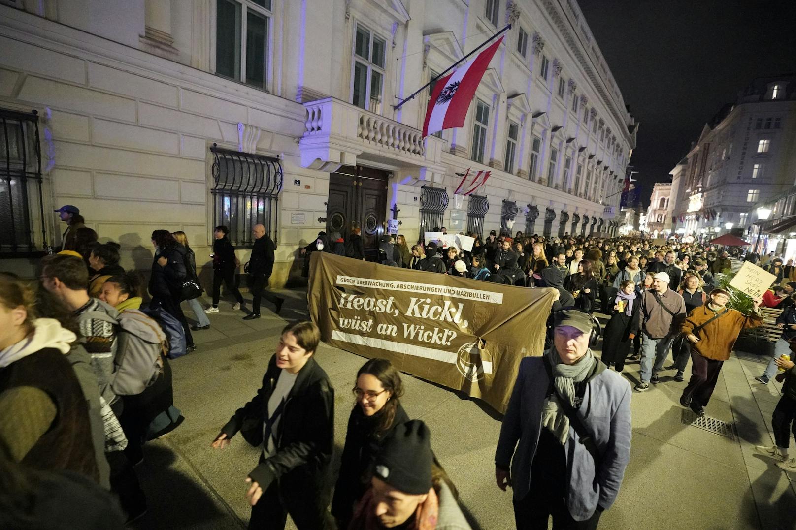 Tausende gingen am 3. Oktober 2024 auf die Straße um gegen eine potenzielle FPÖ-Regierung zu demonstrieren.