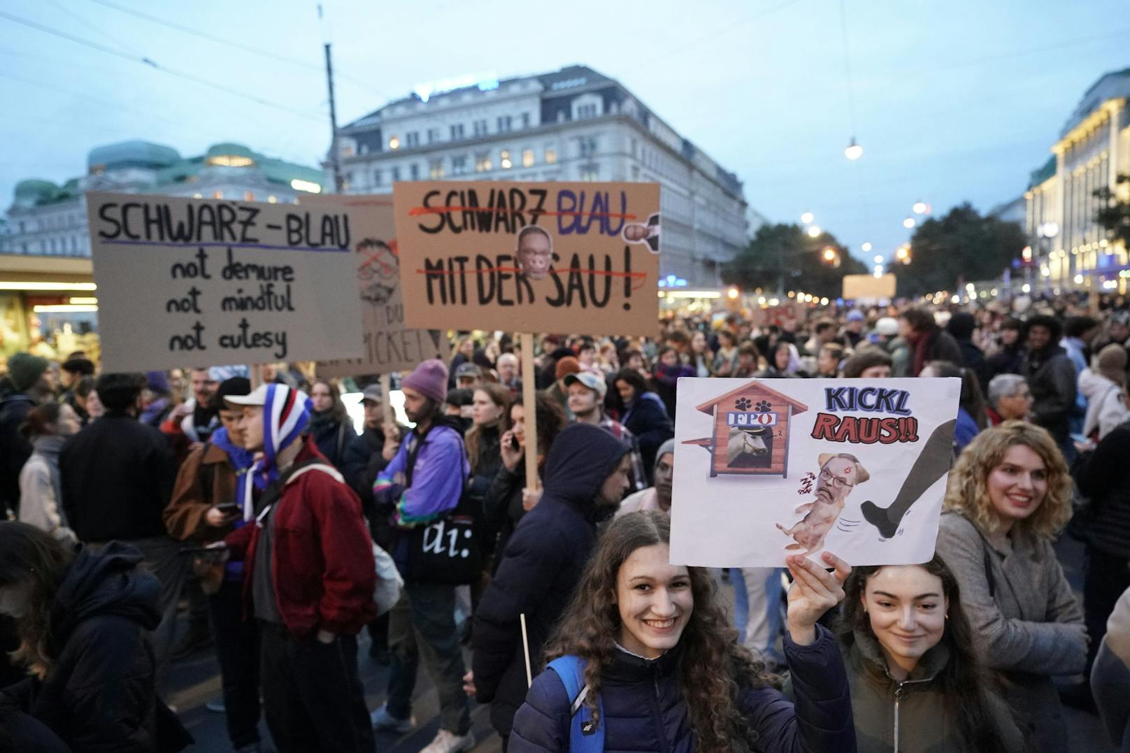 Demo-Chaos in Wien! Tausende protestieren gegen Kickl