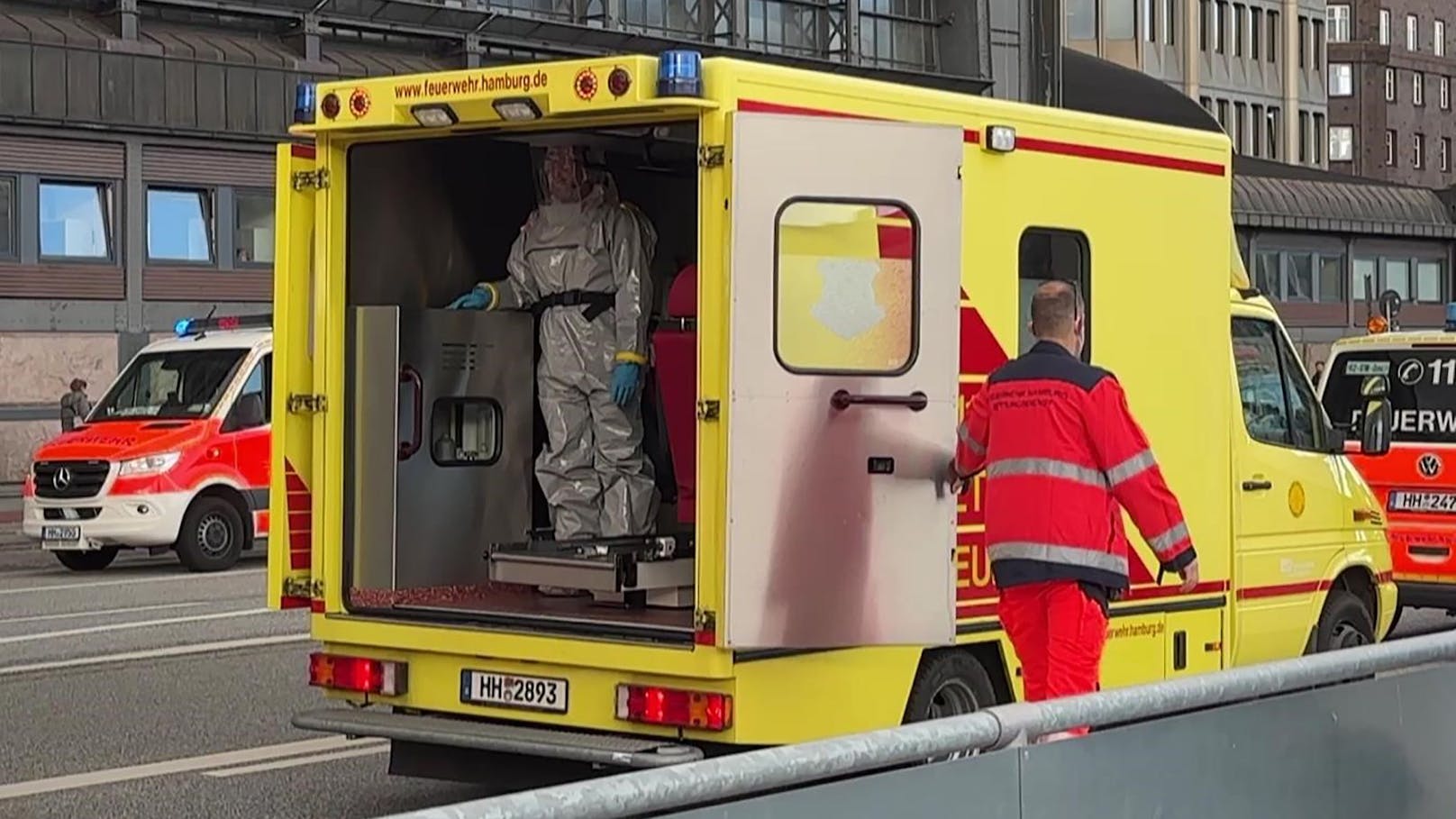 Am Mittwoch wurden am Hauptbahnhof in Hamburg zwei Personen aufgrund des Verdachtes auf das tödliche Marburg-Virus mit einem speziellen Fahrzeug isoliert.