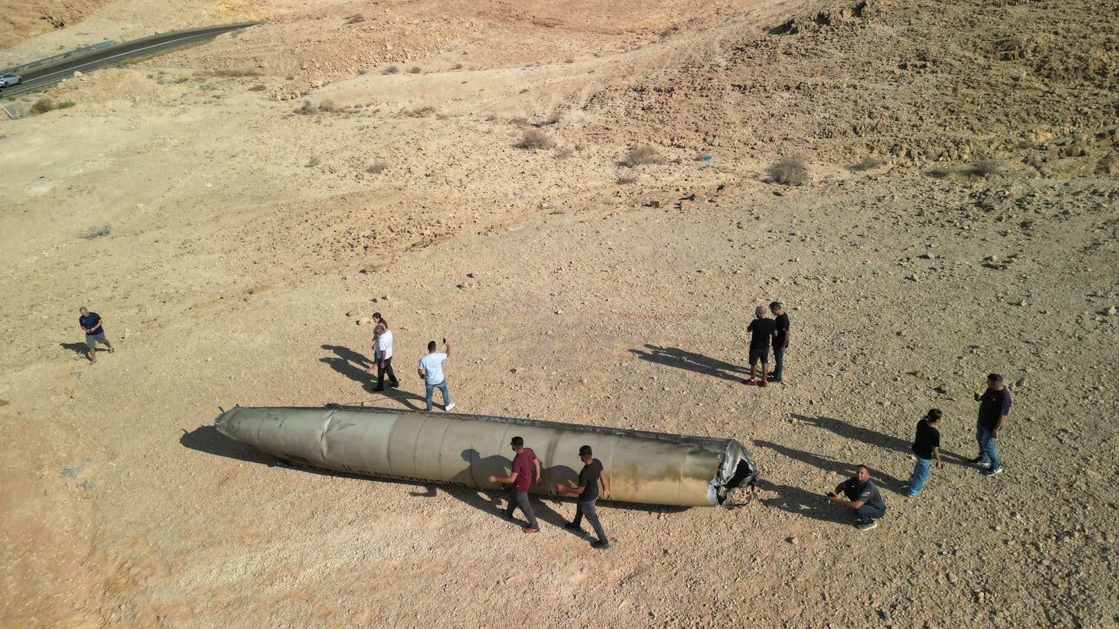 Am Dienstagabend griff der Iran Israel an. Fotos zeigen, welches gewaltige Ausmaß dieser Angriff tatsächlich hatte. Die Überreste einer iranischen Rakete sorgen für viel Aufsehen.