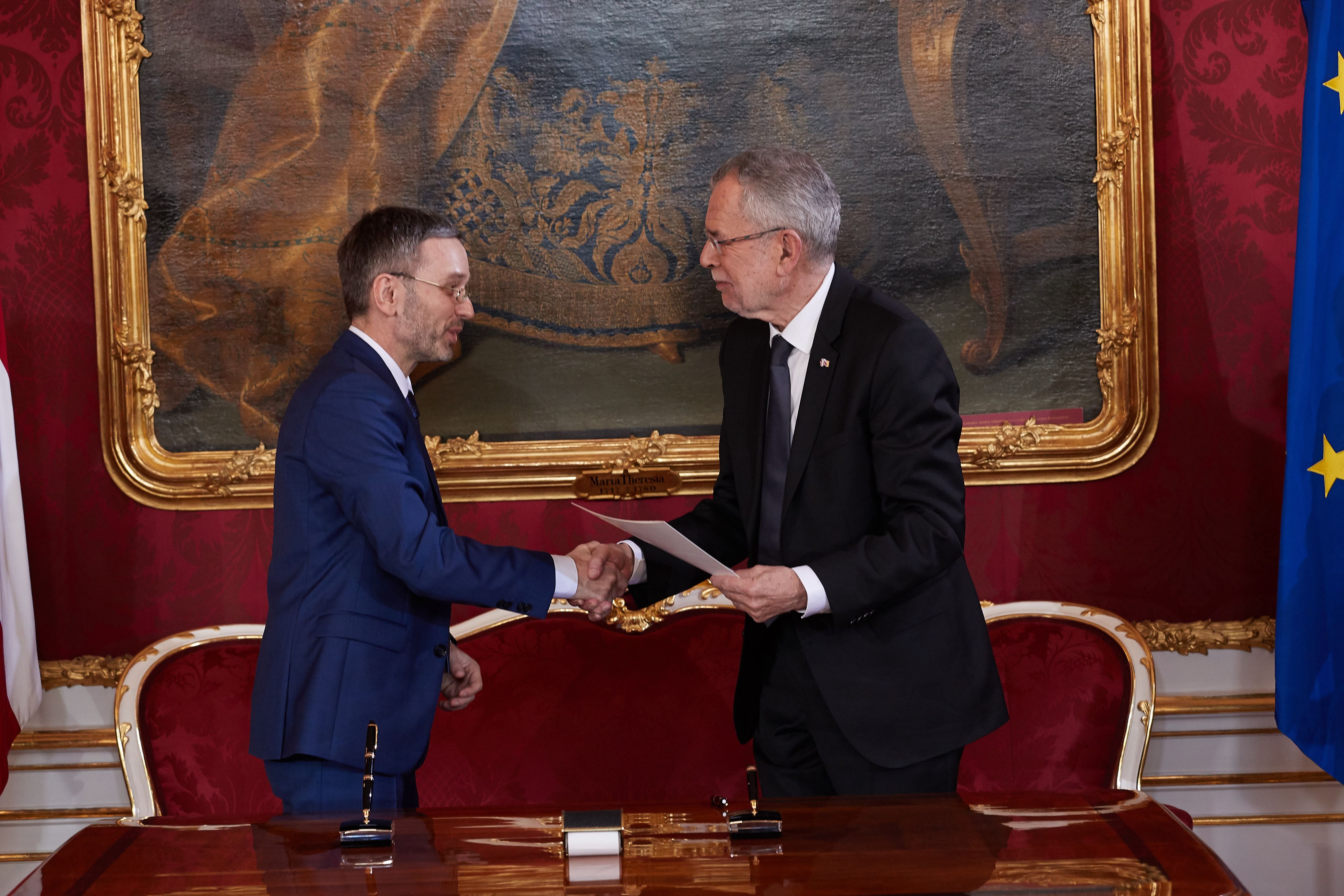 Im Dezember 2017 gelobte Bundespräsident Alexander Van der Bellen den nunmehrigen FPÖ-Chef Herbert Kickl als Innenminister an. Wie es nach der Nationalratswahl 2024 weitergeht, ist aber völlig offen.