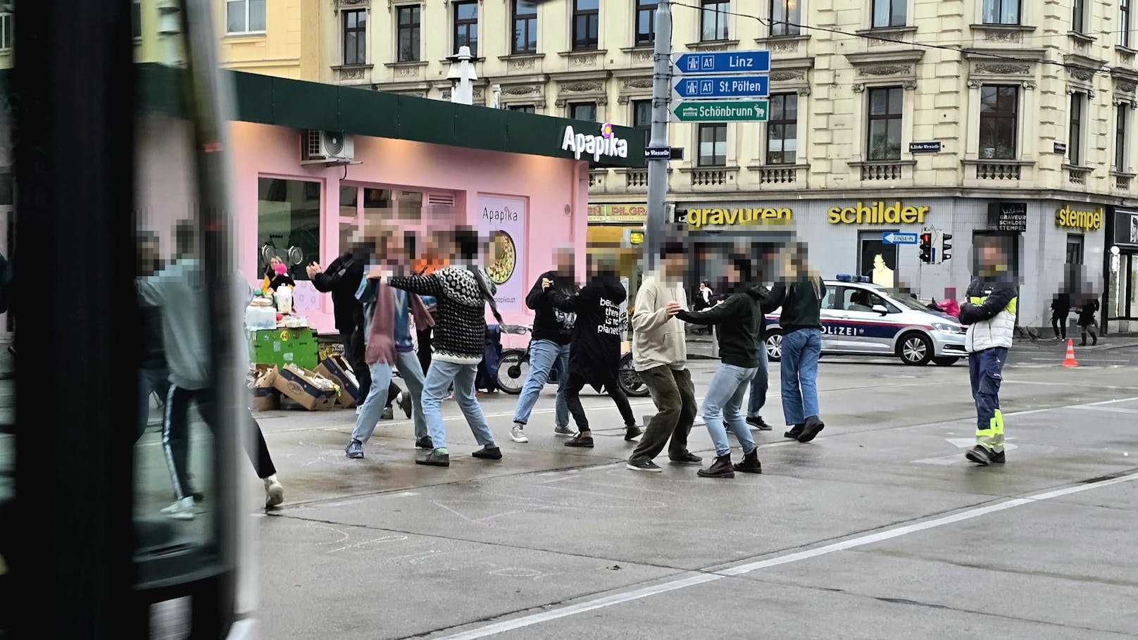 Freitagnachmittag gab es auf der Pilgrambrücke in Wien statt rollende Räder nur tanzende Beine.