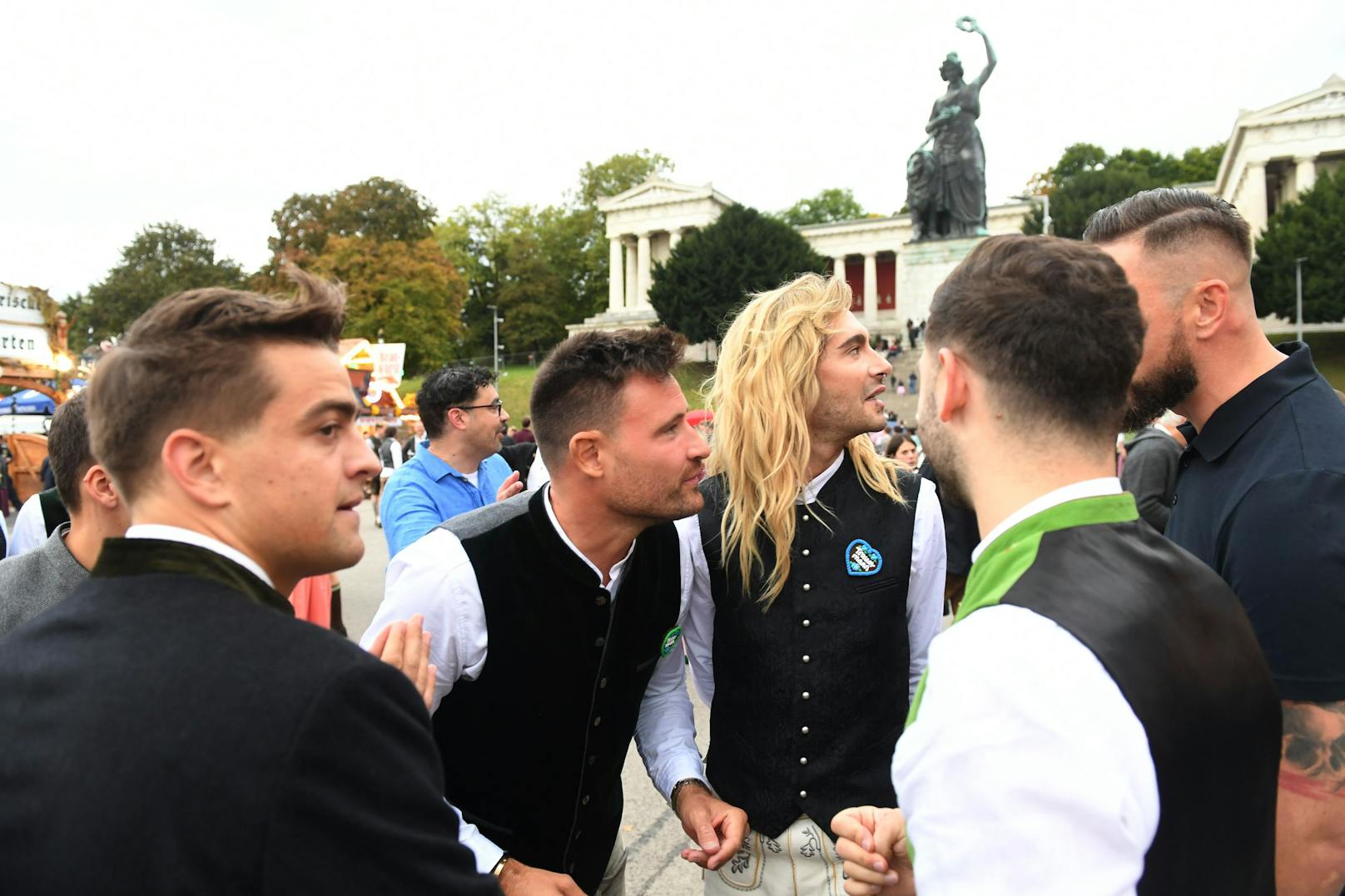 Letztes Jahr noch heimlich, dieses Jahr im Rampenlicht: Bill und Marc werden am Oktoberfest auf Schritt und Tritt von Fotografen begleitet.