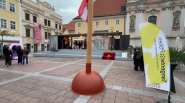 Bei einer Kunstausstellung wurde eine Österreich-Fahne auf einem Pömpel gehisst. Für FPÖ-Sicherheitssprecher Martin Antauer gehe das zu weit.