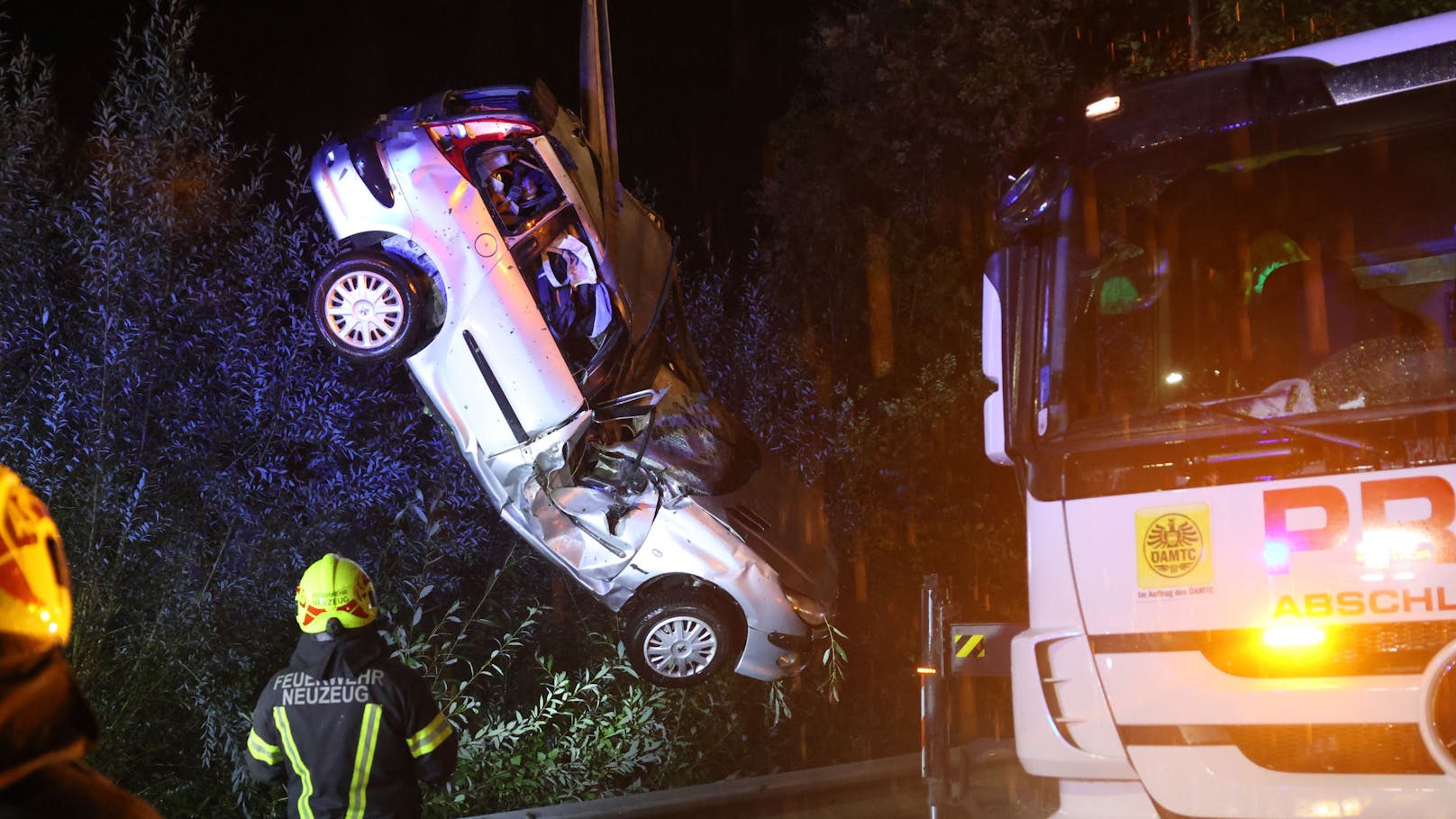 Durch den heftigen Aufprall wurde das Auto mit voller Wucht in die Böschung geschleudert, entwurzelte dort sogar einen Baum.