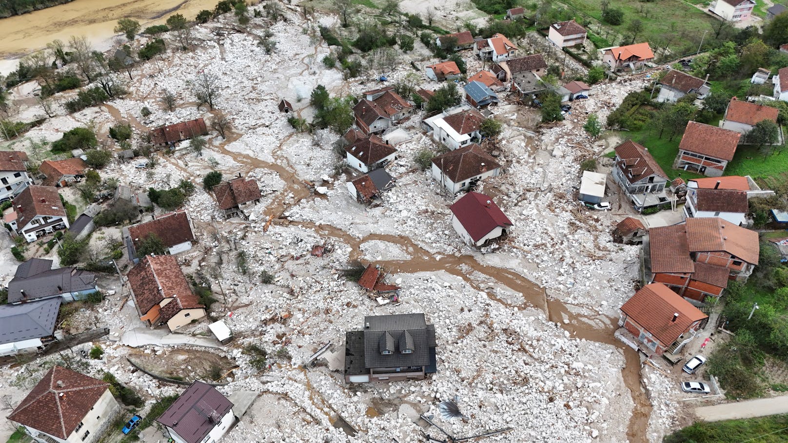 18 Menschen verstarben bei dem Unwetter, weitere Personen werden vermisst.