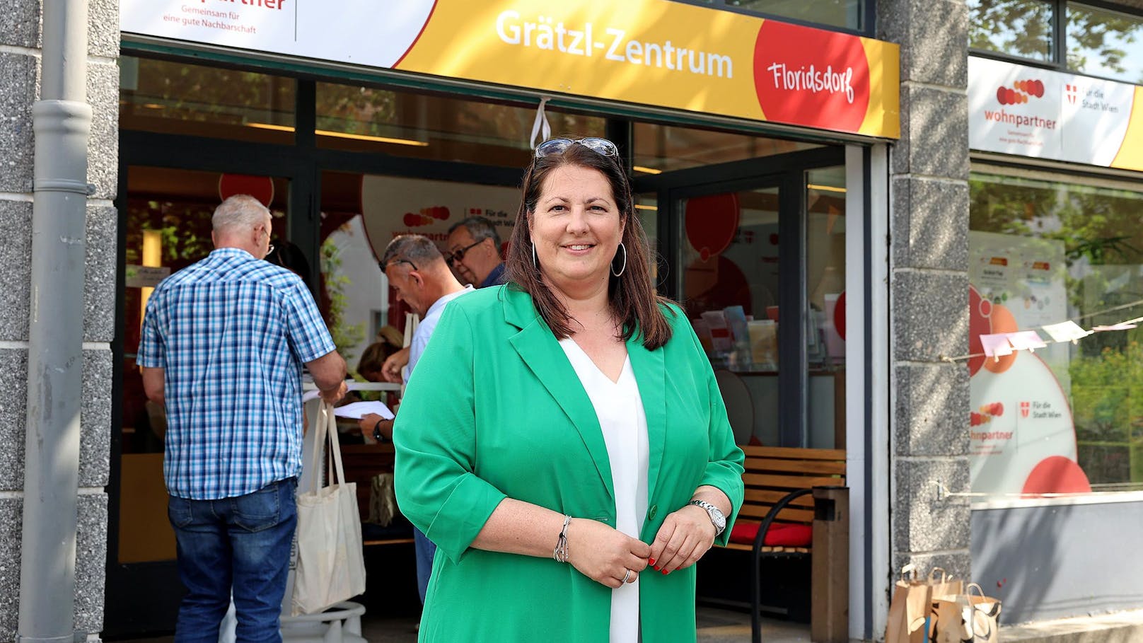 Wohnbaustadträtin Kathrin Gaál besuchte das Demokratie-Cafe im Grätzlzentrum Floridsdorf.