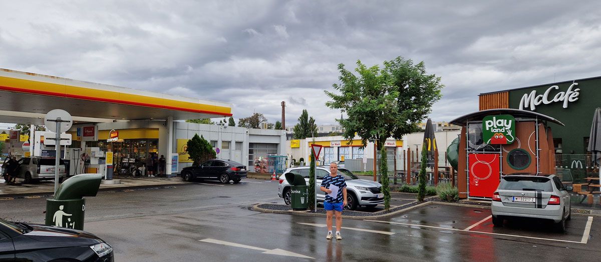 Weil er keinen Parkplatz fand, fuhr der Floridsdorfer Alexander S., ohne sich einen Burger zu holen. Dafür soll er nun 360 Euro Strafe zahlen.