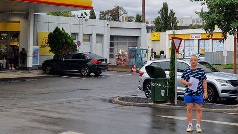 Weil er keinen Parkplatz fand, fuhr der Floridsdorfer Alexander S., ohne sich einen Burger zu holen. Dafür soll er nun 360 Euro Strafe zahlen.