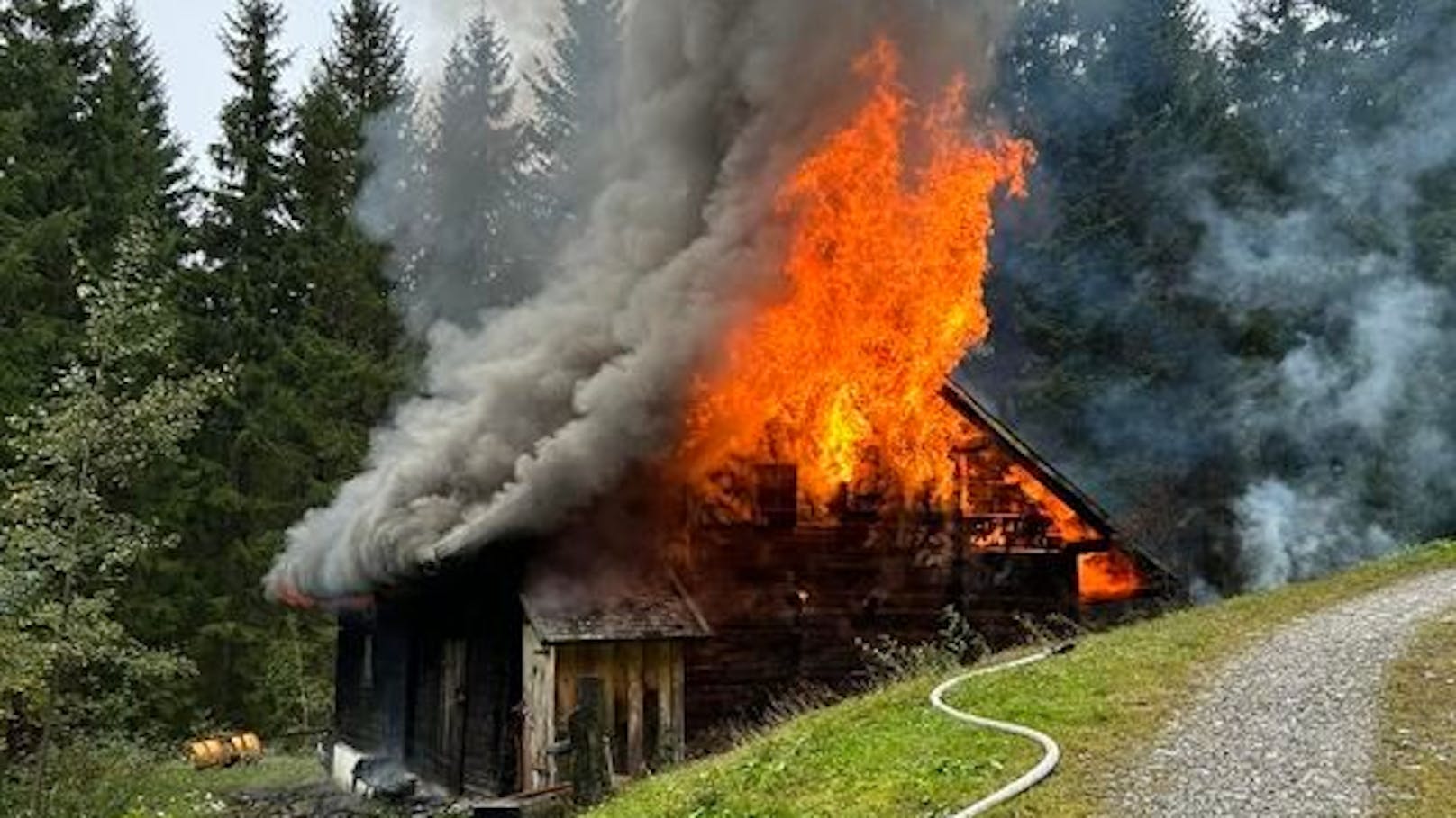 Almhütte in Vollbrand – Einsatzkräfte finden Toten