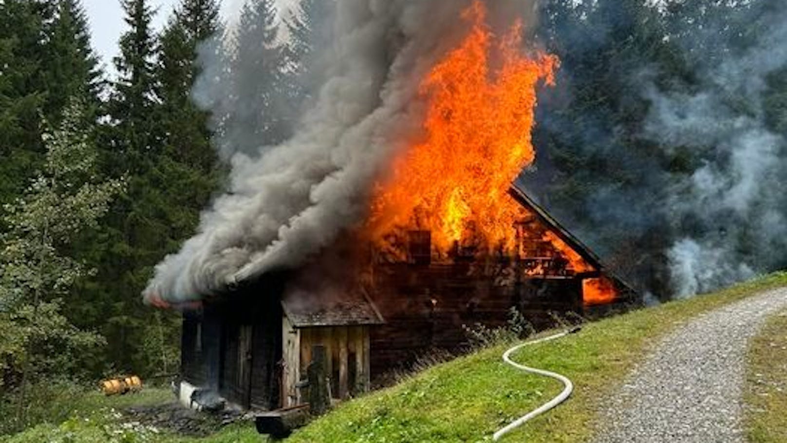 Almhütte in Vollbrand – Einsatzkräfte finden Toten