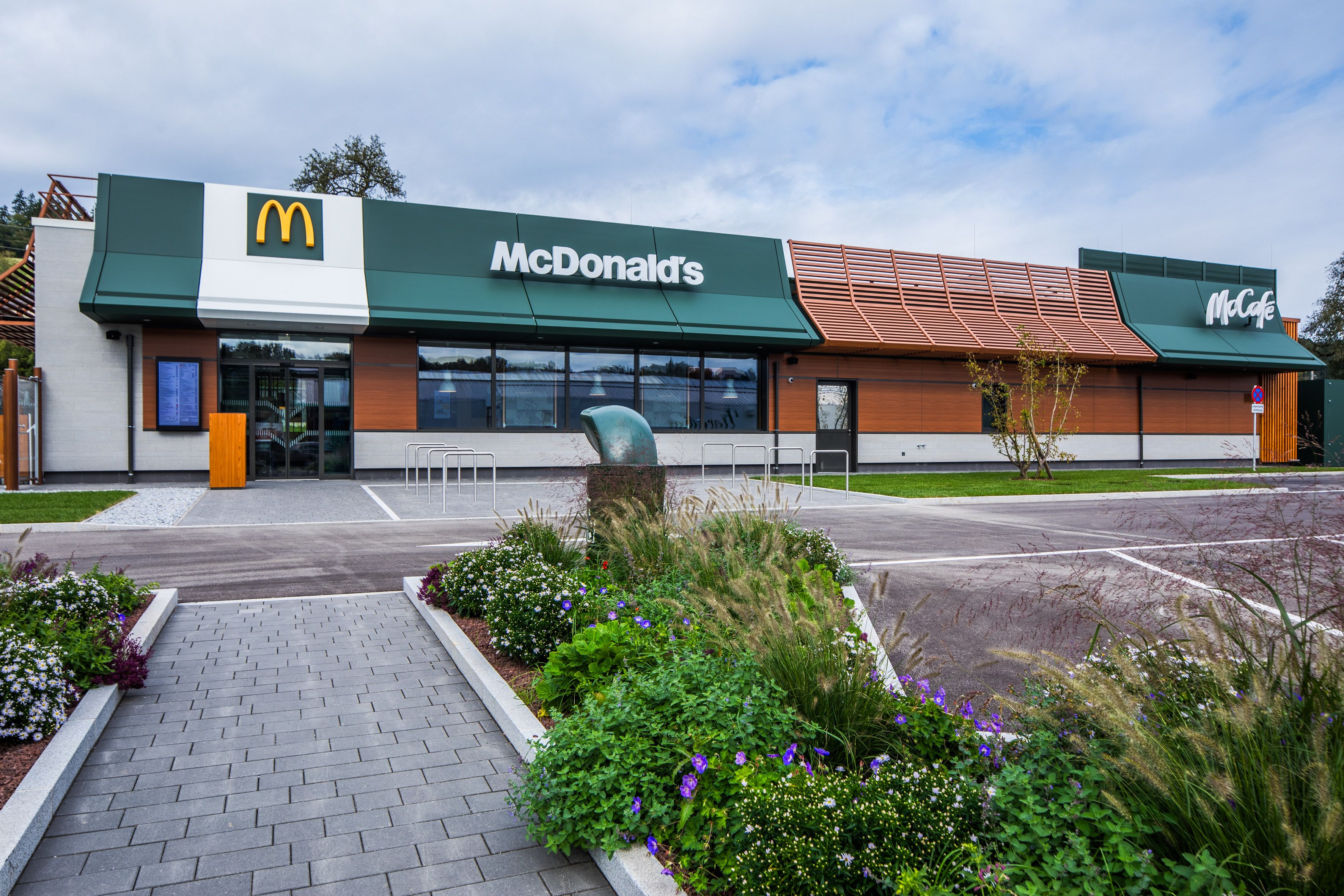 Mit Doppel-McDrive, McCafé und Tischservice lässt das neue McDonald’s Restaurant in Schlüßlberg keine Wünsche offen.
