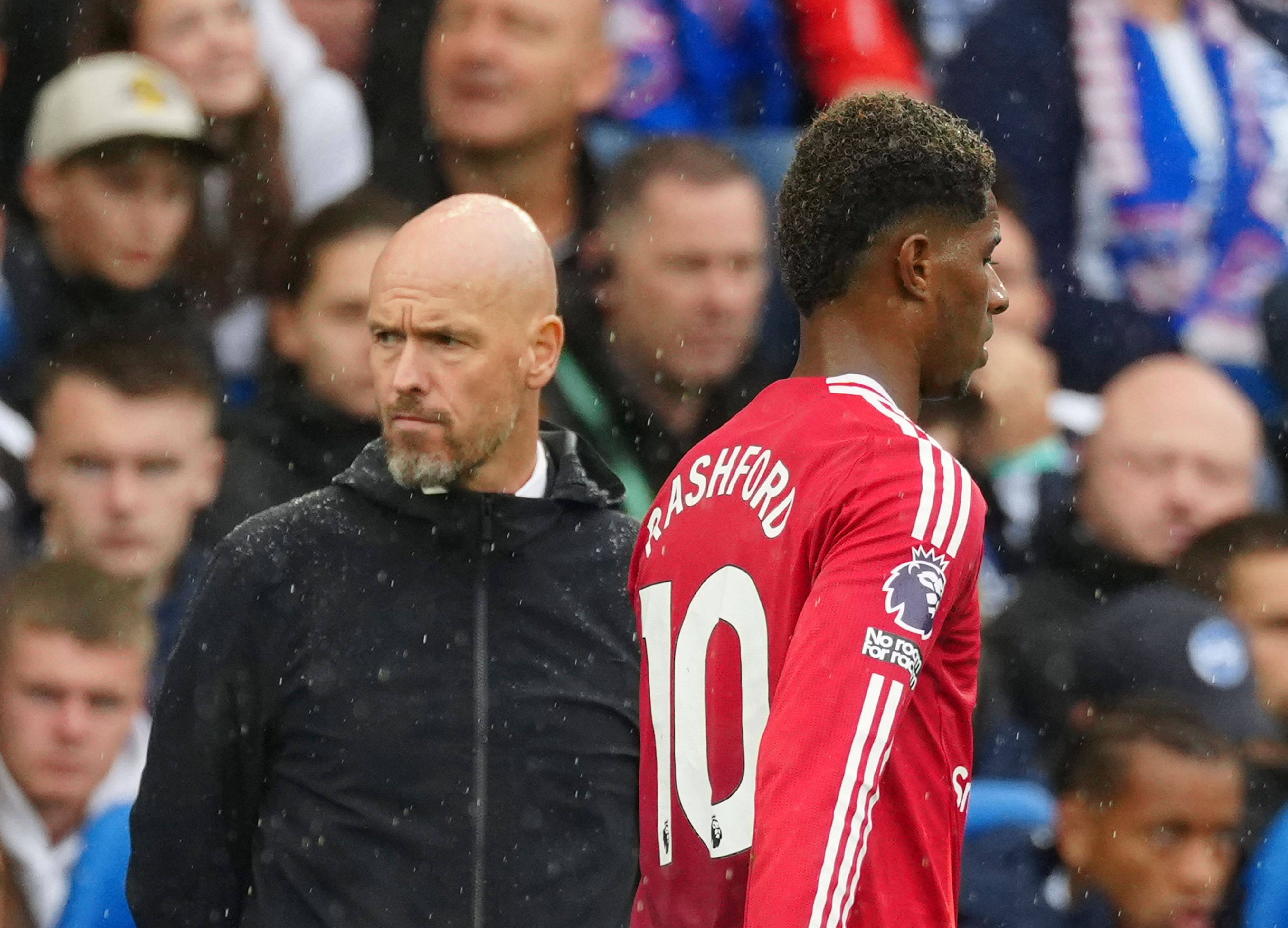 Manchester-United-Trainer Erik ten Hag holte Marcus Rashford schon in der Halbzeitpause vom Feld. 