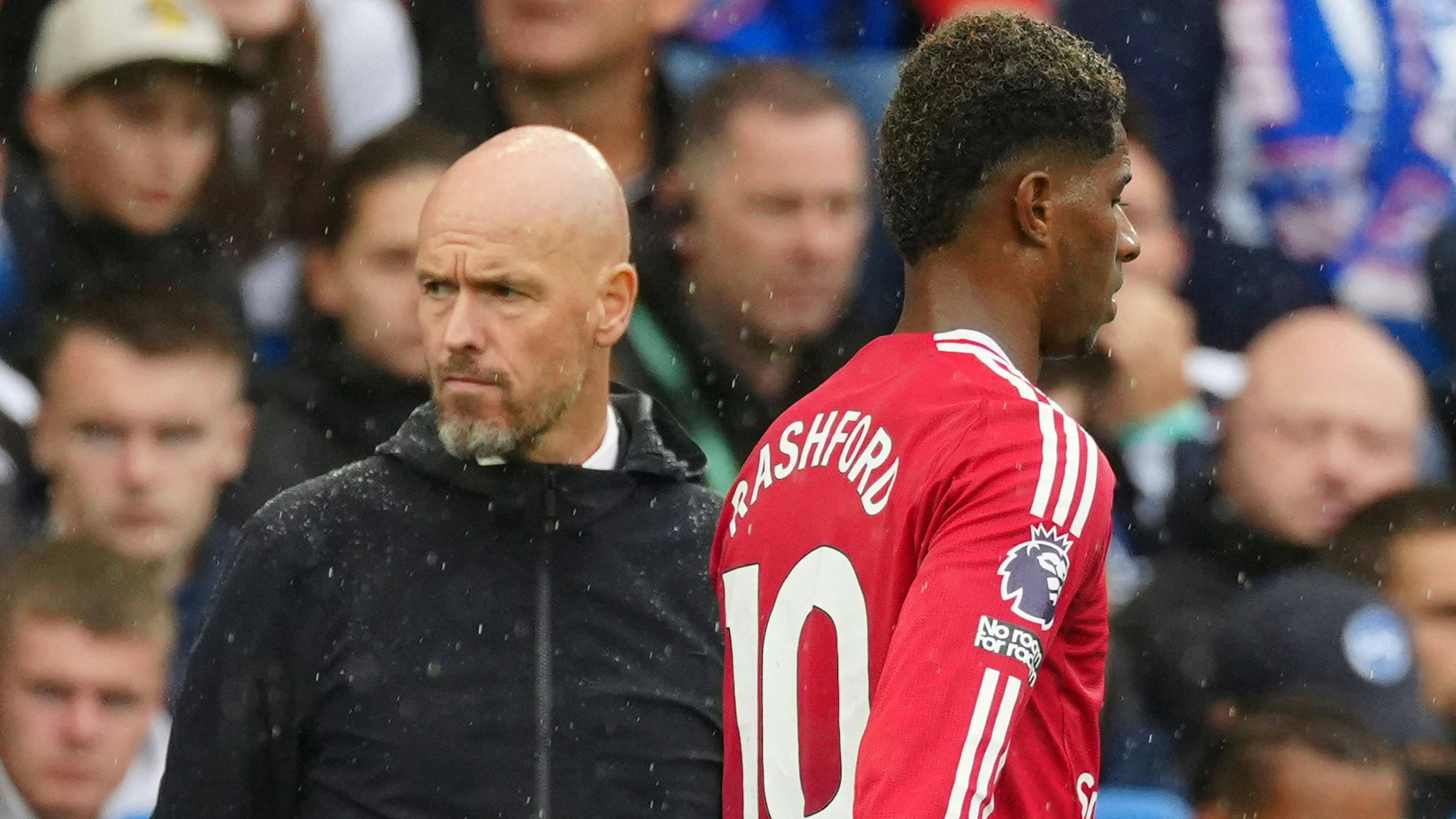 Manchester-United-Trainer Erik ten Hag holte Marcus Rashford schon in der Halbzeitpause vom Feld. 