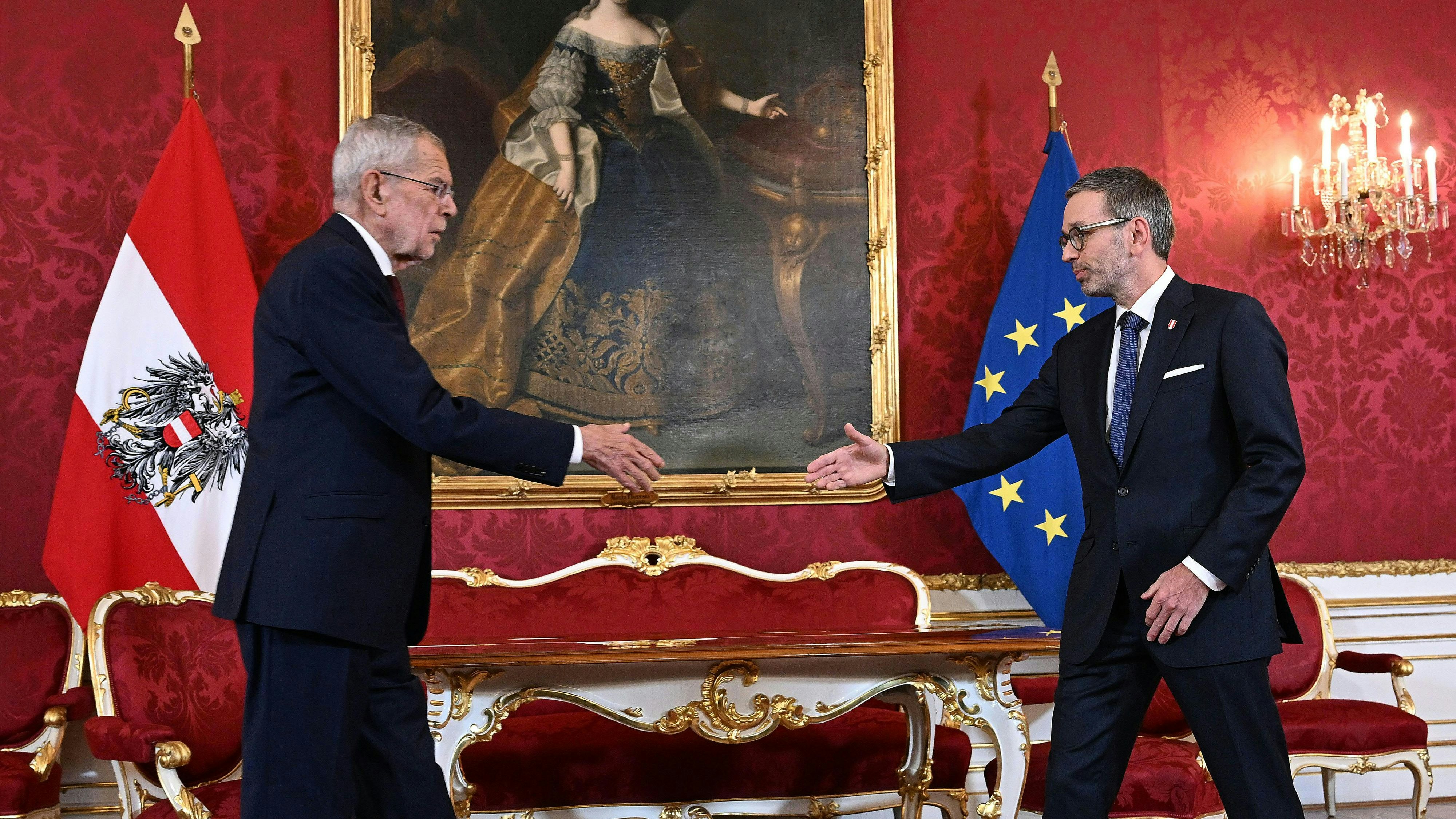 Es nutzte auch eine Eule als Geschenk nichts: Herbert Kickl bei Bundespräsident Van der Bellen