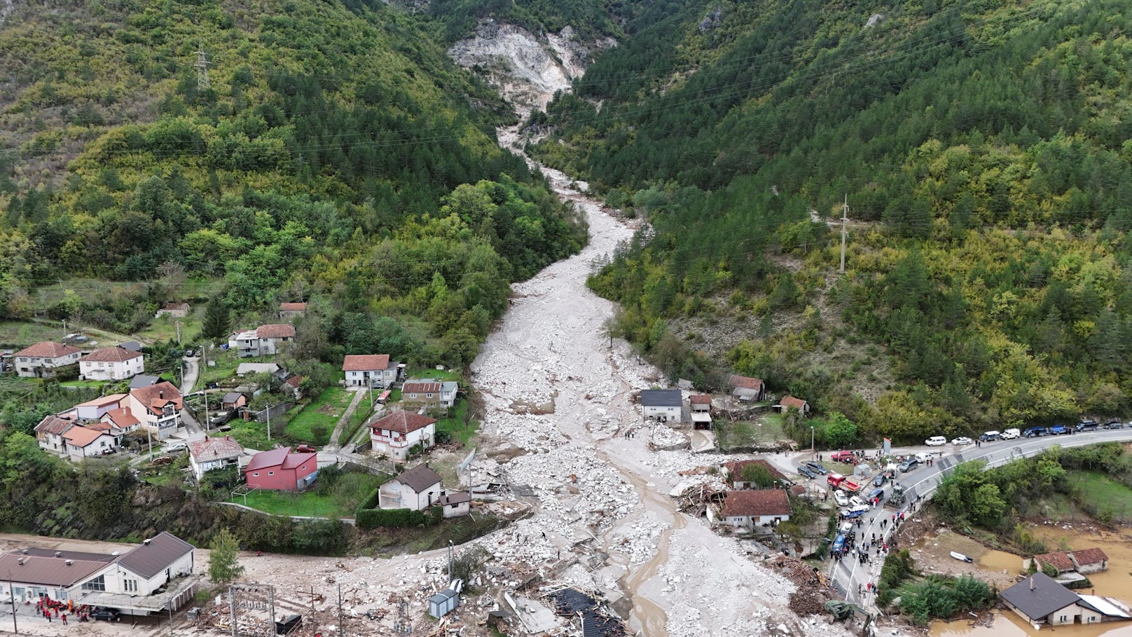 Durch die Regenfälle wurden in Jablanica, rund 70 Kilometer südwestlich der Hauptstadt Sarajevo, ganze Häuser weggespült, auch Erdrutsche waren eine Folge des starken Wetterumschwungs.