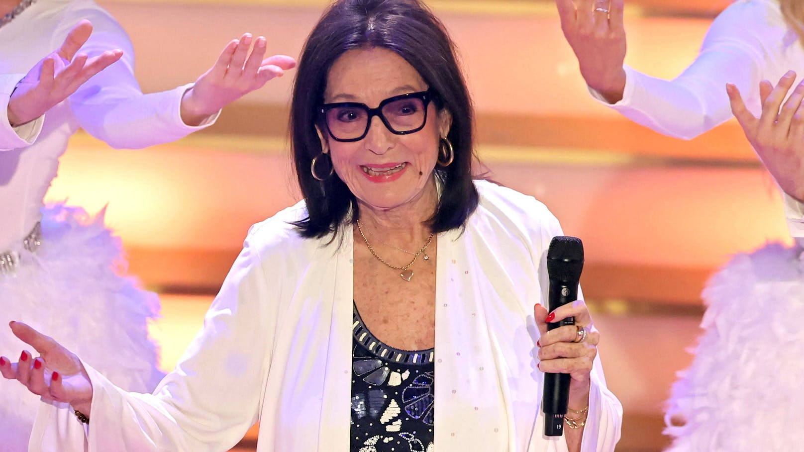 Es ist offiziell! Nana Mouskouri verabschiedet sich