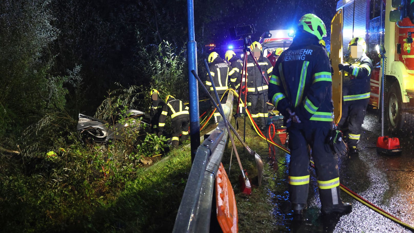 Ein 24-Jähriger aus Steyr war gegen 1 Uhr mit seinem Auto auf der Steyrer Straße Richtung Neuzeug unterwegs.