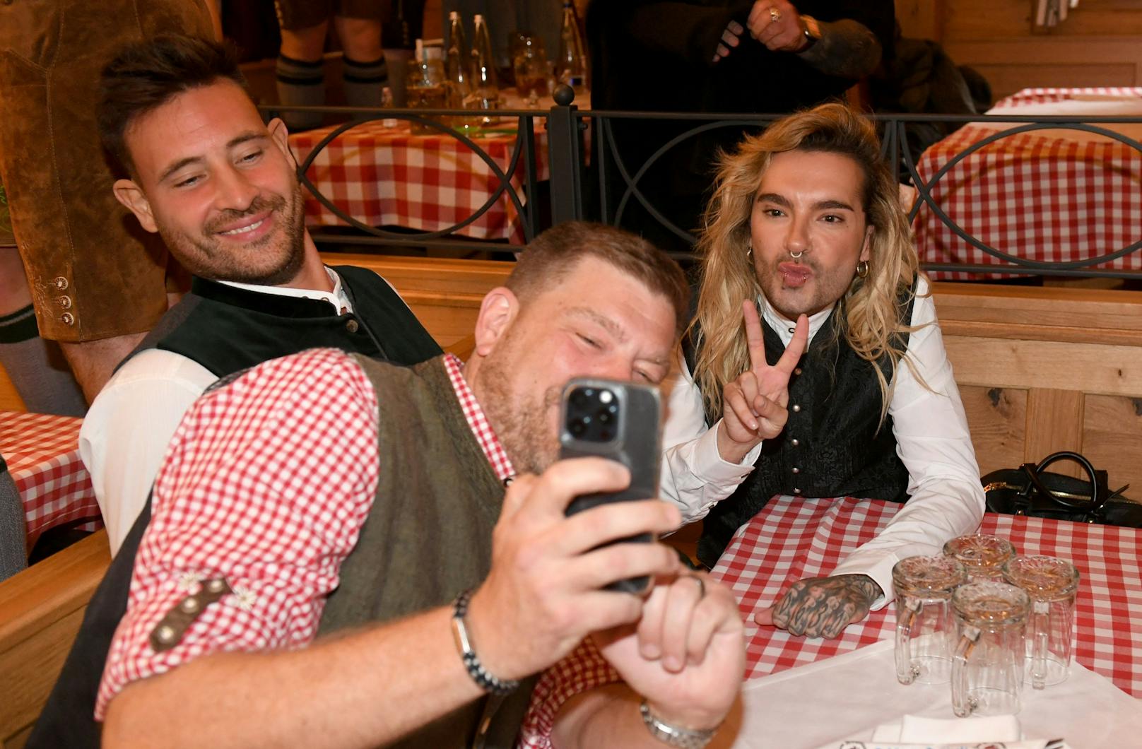 Immer wieder werden Bill Kaulitz und Marc Eggers am Oktoberfest von Fotografen belagert oder von Fans fotografiert. Der "Tokio Hotel"-Star beschwert sich danach in seinem Podcast.