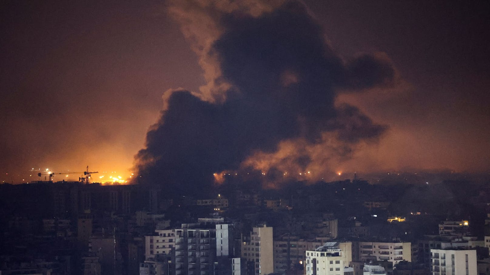 Eine Reporterin der Deutschen Presse-Agentur berichtete von schweren Explosionen.