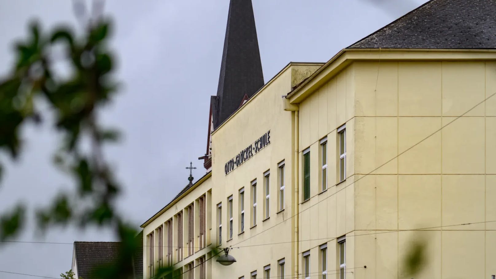 Die Schule wurde geräumt, das Gelände abgesperrt.