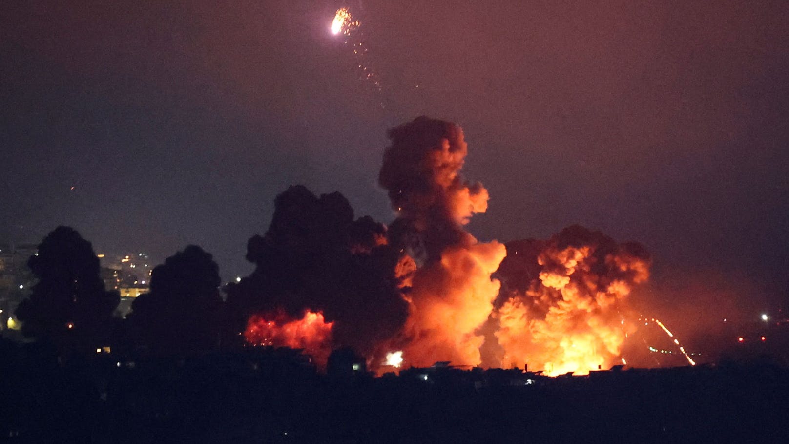 Die israelische Armee setzte in der Nacht auf Freitag die Angriffe auf ihre Feinde fort.