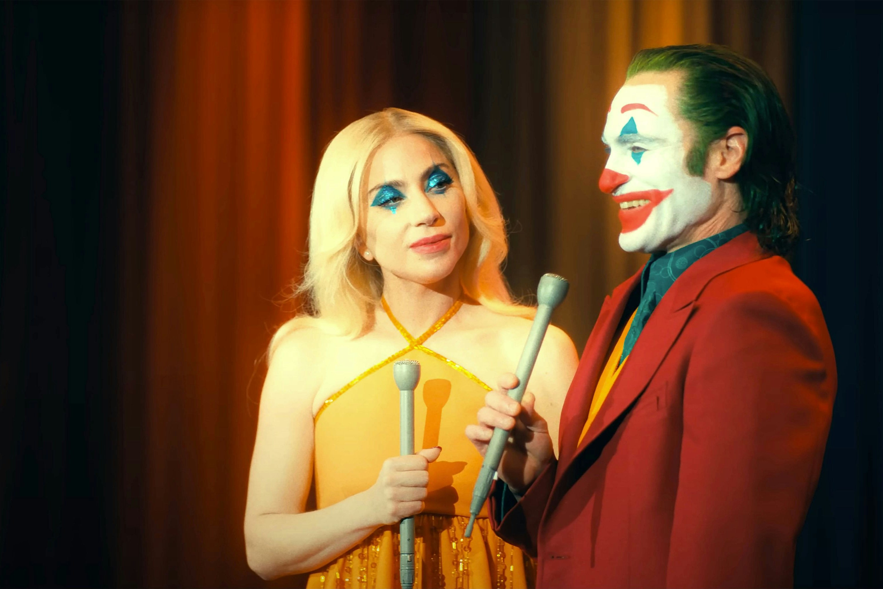 Ein Bösewicht, der eigentlich einmal ein Guter war: Batmans Erzfeind Joker (Joaquin Phoenix mit seiner Freundin, gespielt von Lady Gaga) in "Joker: Folie a Deux"