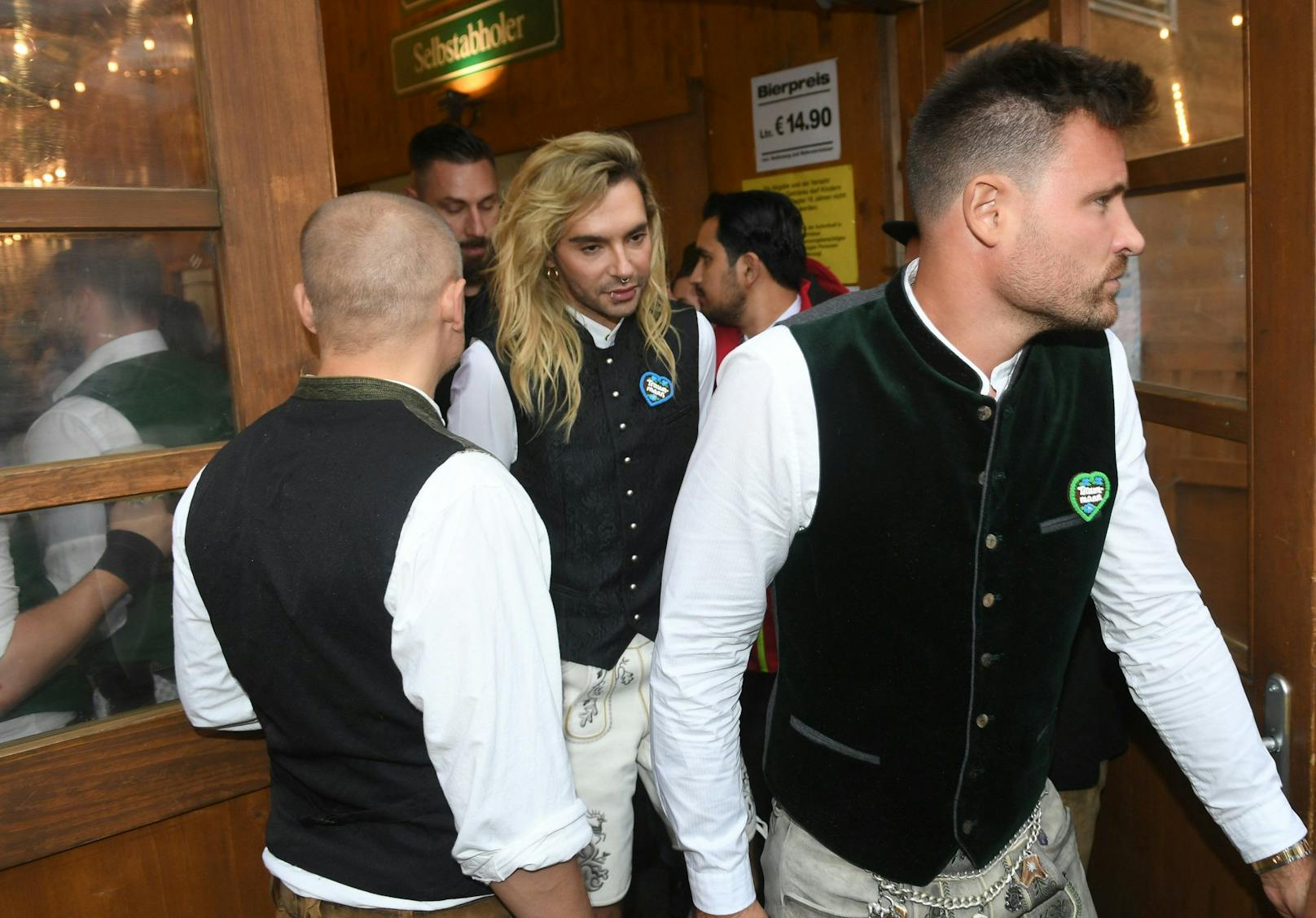 Bill Kaulitz und Marc Eggers zeigten sich im Partnerlook samt "Traumann"-Stecker am Oktoberfest.