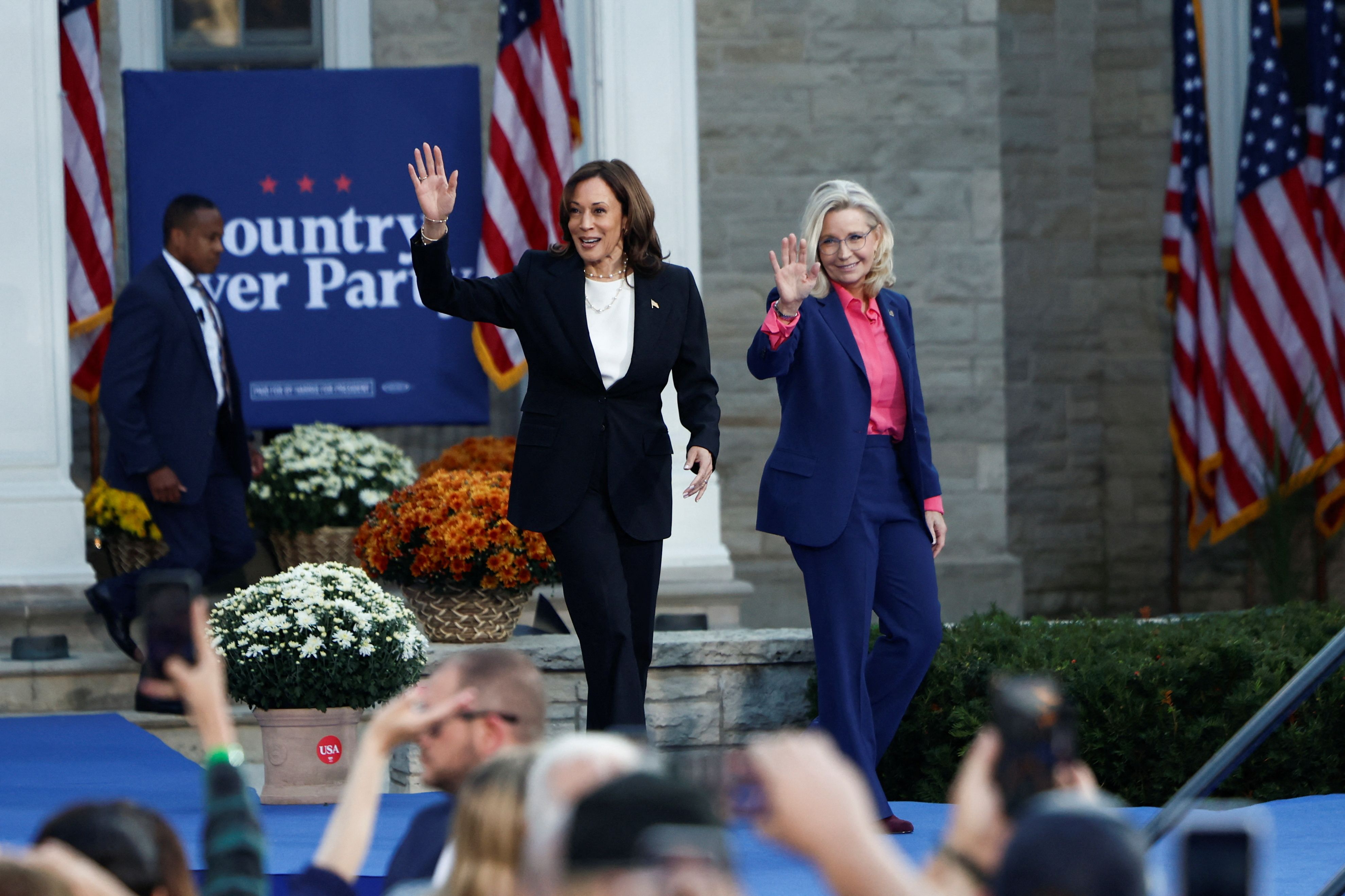 Warnen gemeinsam vor Donald Trump: Kamala Harris (links) und Liz Cheney in Ripon, Wisconsin. (3. Oktober 2024)