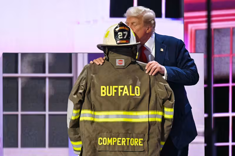 Donald Trump küsste beim Parteitag der Republikaner die Uniform des verstorbenen Feuerwehrmanns.