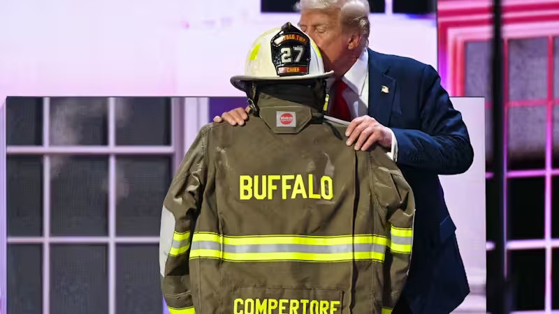 Donald Trump küsste beim Parteitag der Republikaner die Uniform des verstorbenen Feuerwehrmanns.