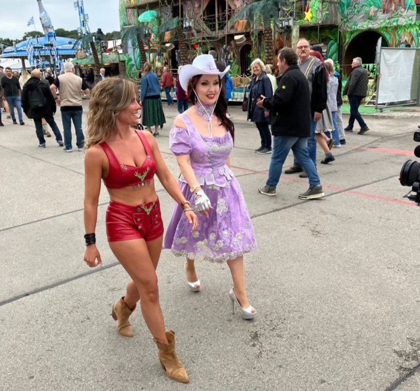 Angelika Zwerenz (r.) ist die Erfinderin des Dirndlkinis.