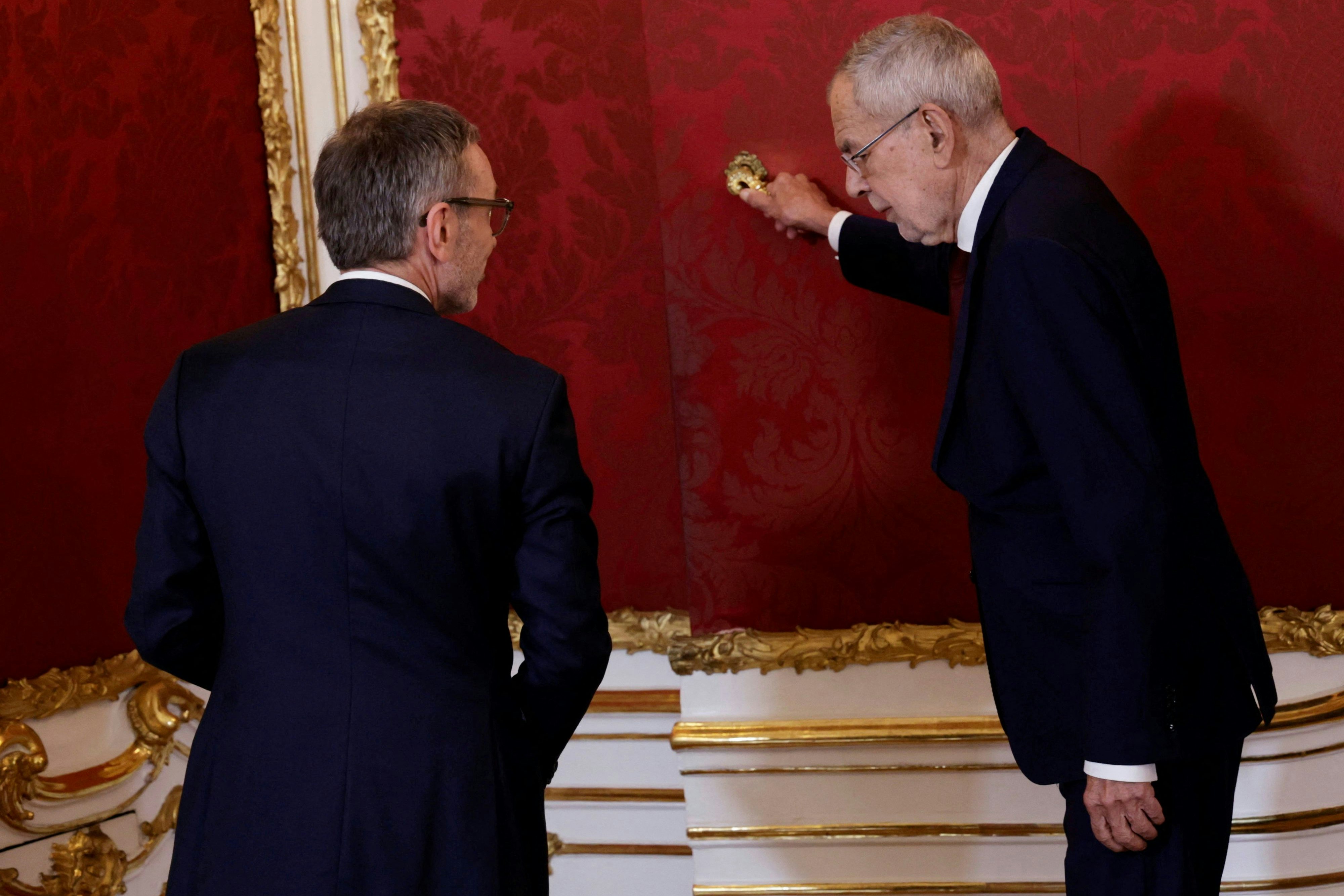 "Open the door to your heart": Bundespräsident van der Bellen lässt Herbert Kickl in sein Kabäuschen