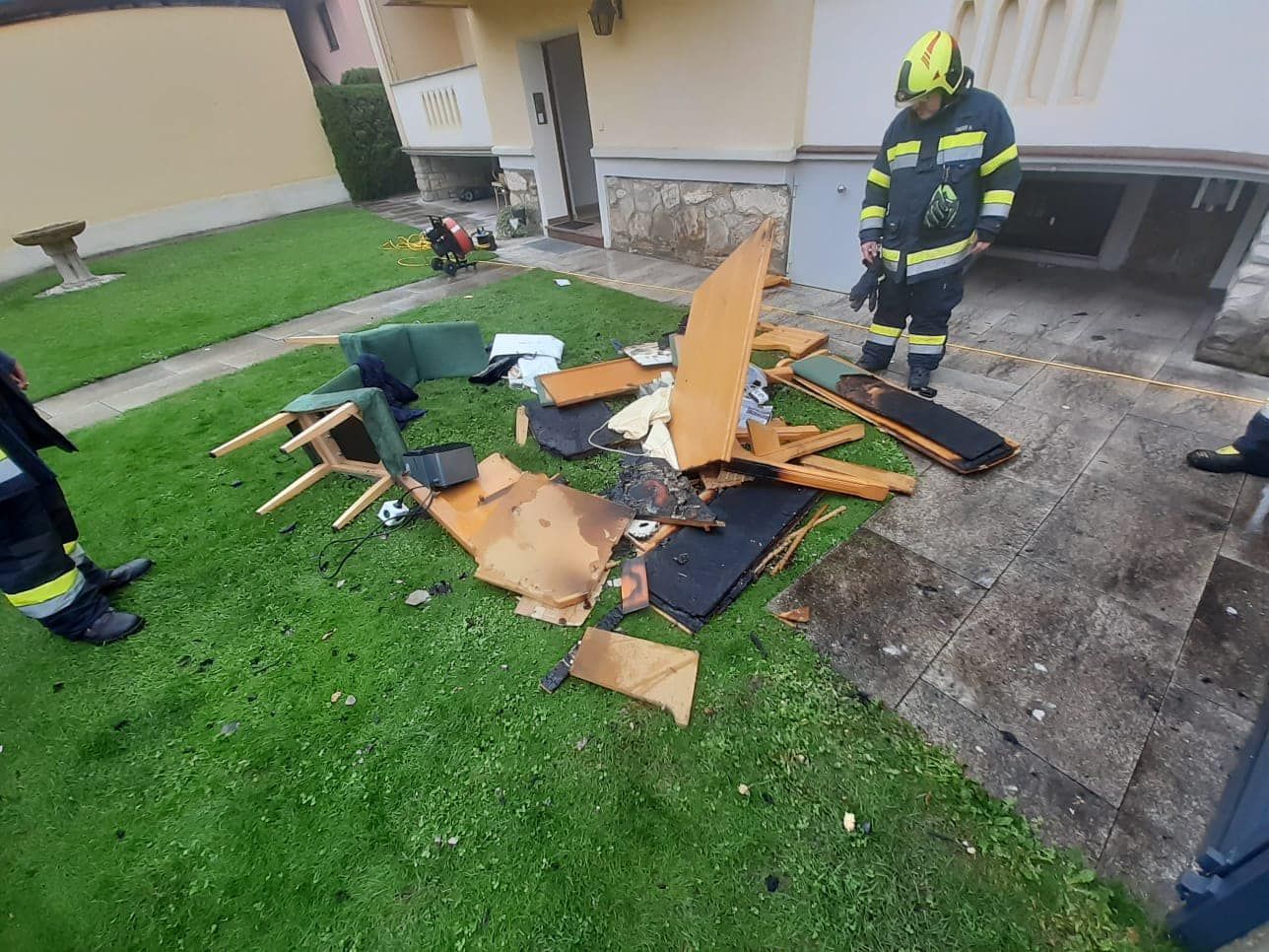 Die Feuerwehr brachte die Möbel ins Freie.