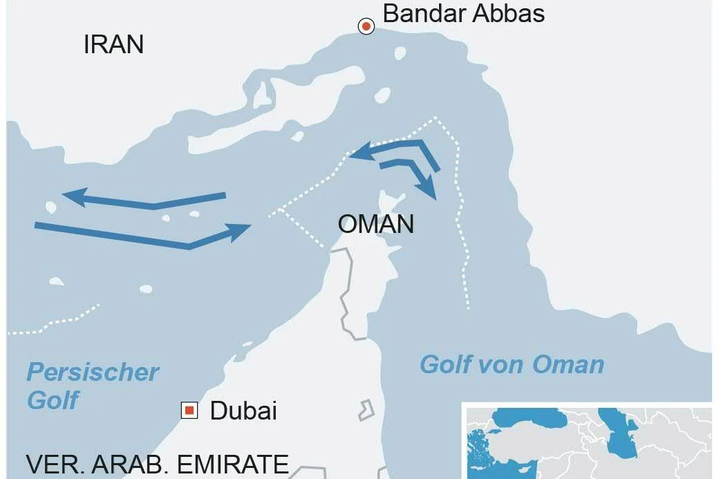 Die internationale Schifffahrtsroute durch die Meerenge (der helle Fleck über den rechten Pfeilen ist Larak)