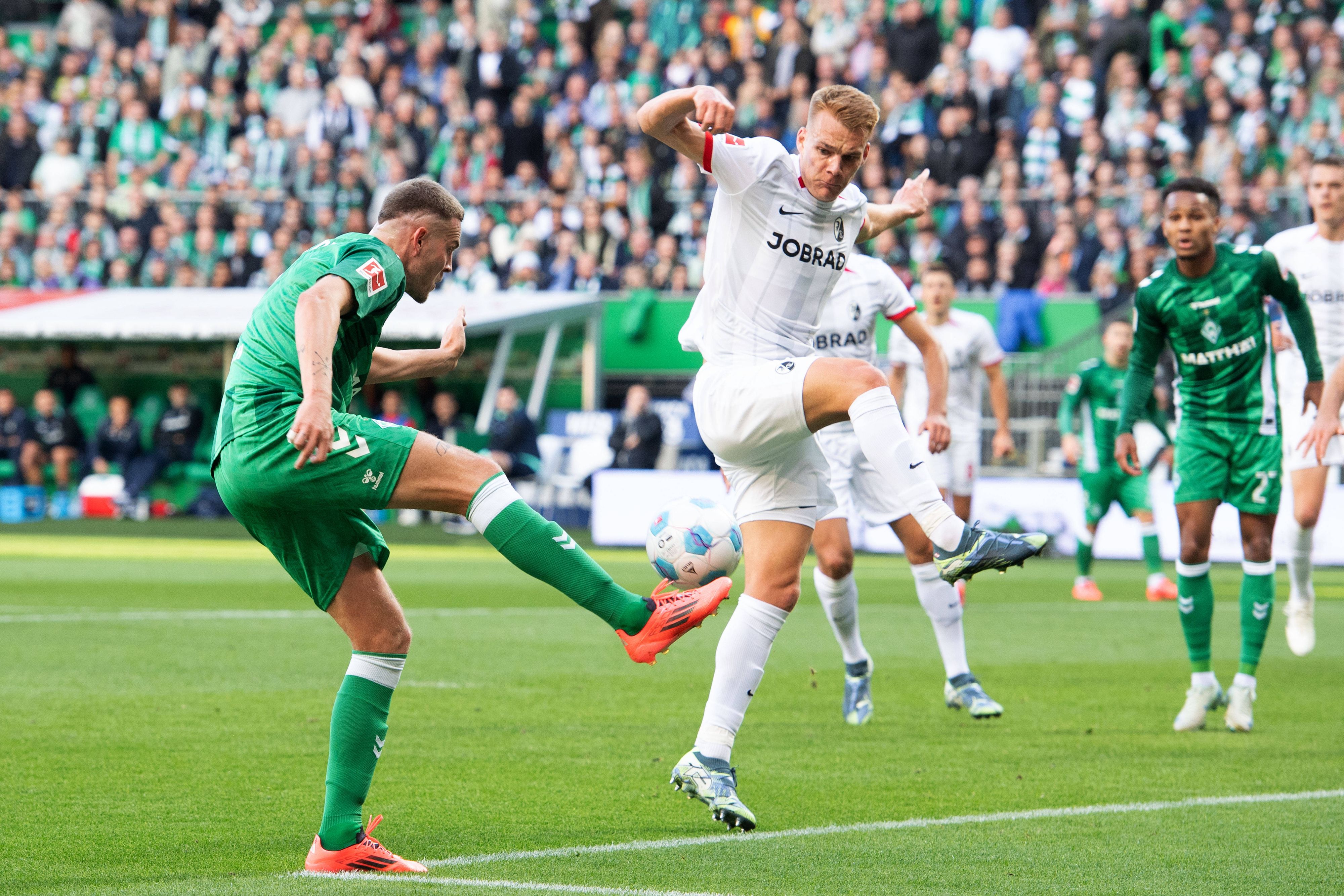 Philipp Lienhart (r.) verteidigte gegen Bremen alles weg.
