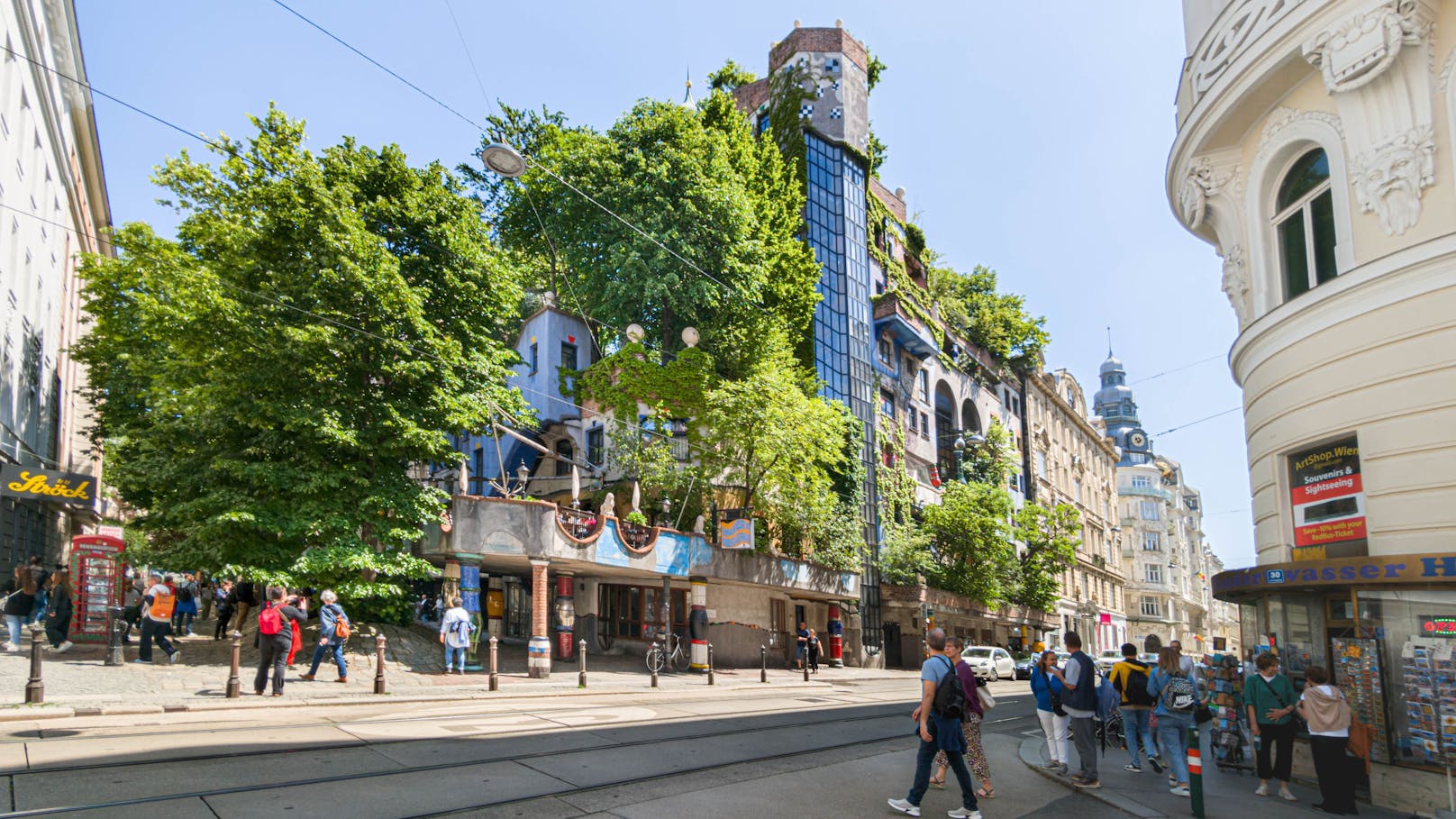 Frau M. wohnt im Hundertwasserhaus