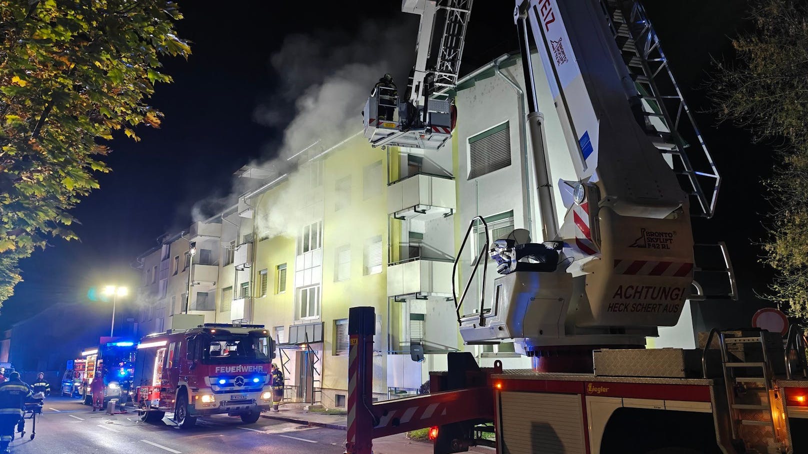 Feuerwehr rettet Mann aus Flammen-Wohnung