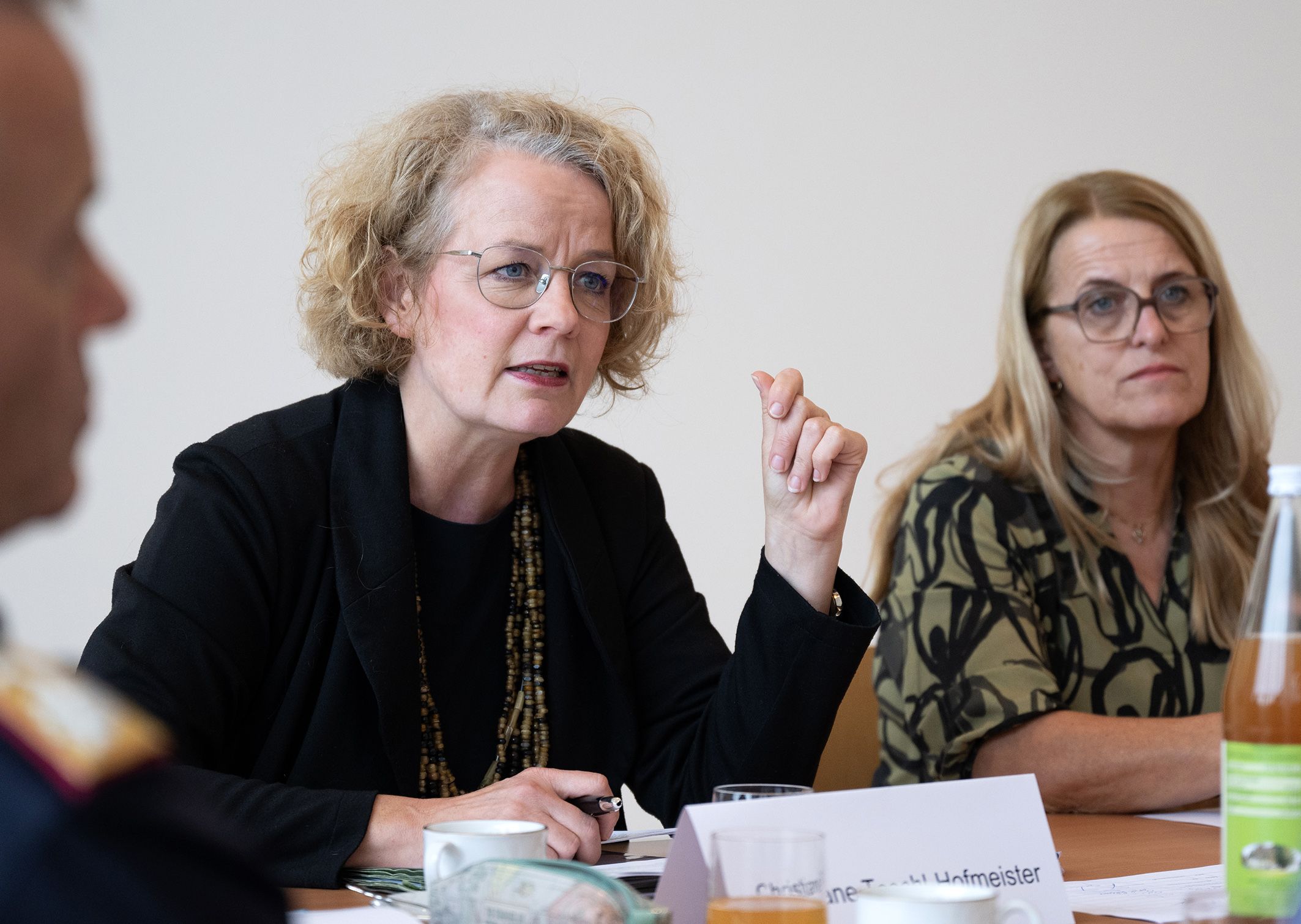 Die Landesrätinnen Christiane Teschl-Hofmeister (l.) und Ulrike Königsberger-Ludwig beim runden Tisch gegen Gewalt an Frauen in St. Pölten.