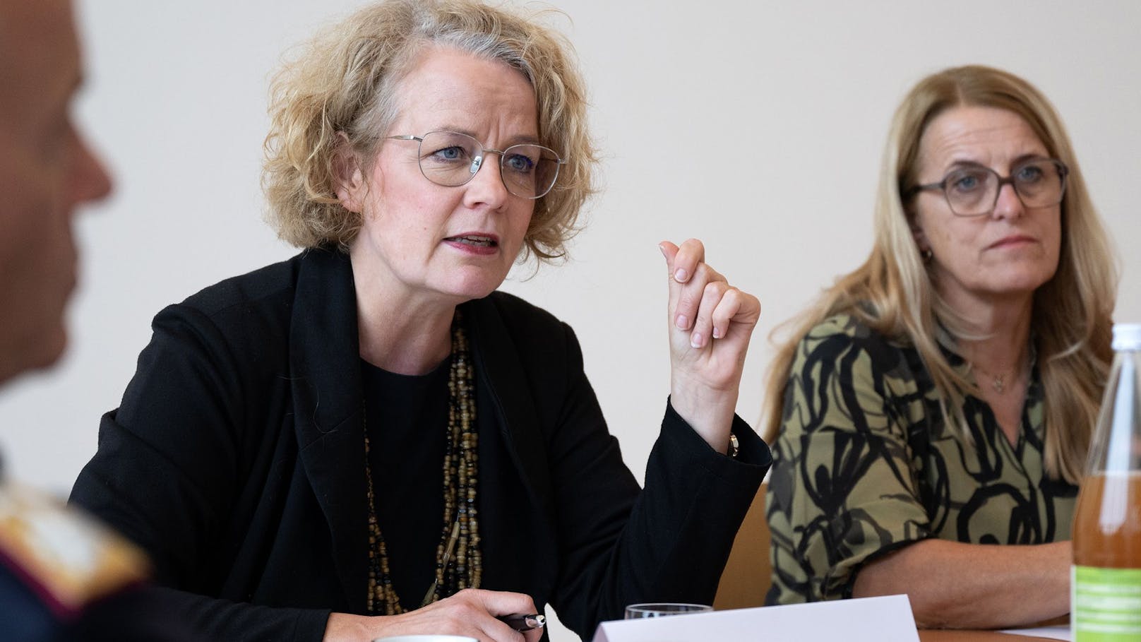 Die Landesrätinnen Christiane Teschl-Hofmeister (l.) und Ulrike Königsberger-Ludwig in St. Pölten. (Archivbild)