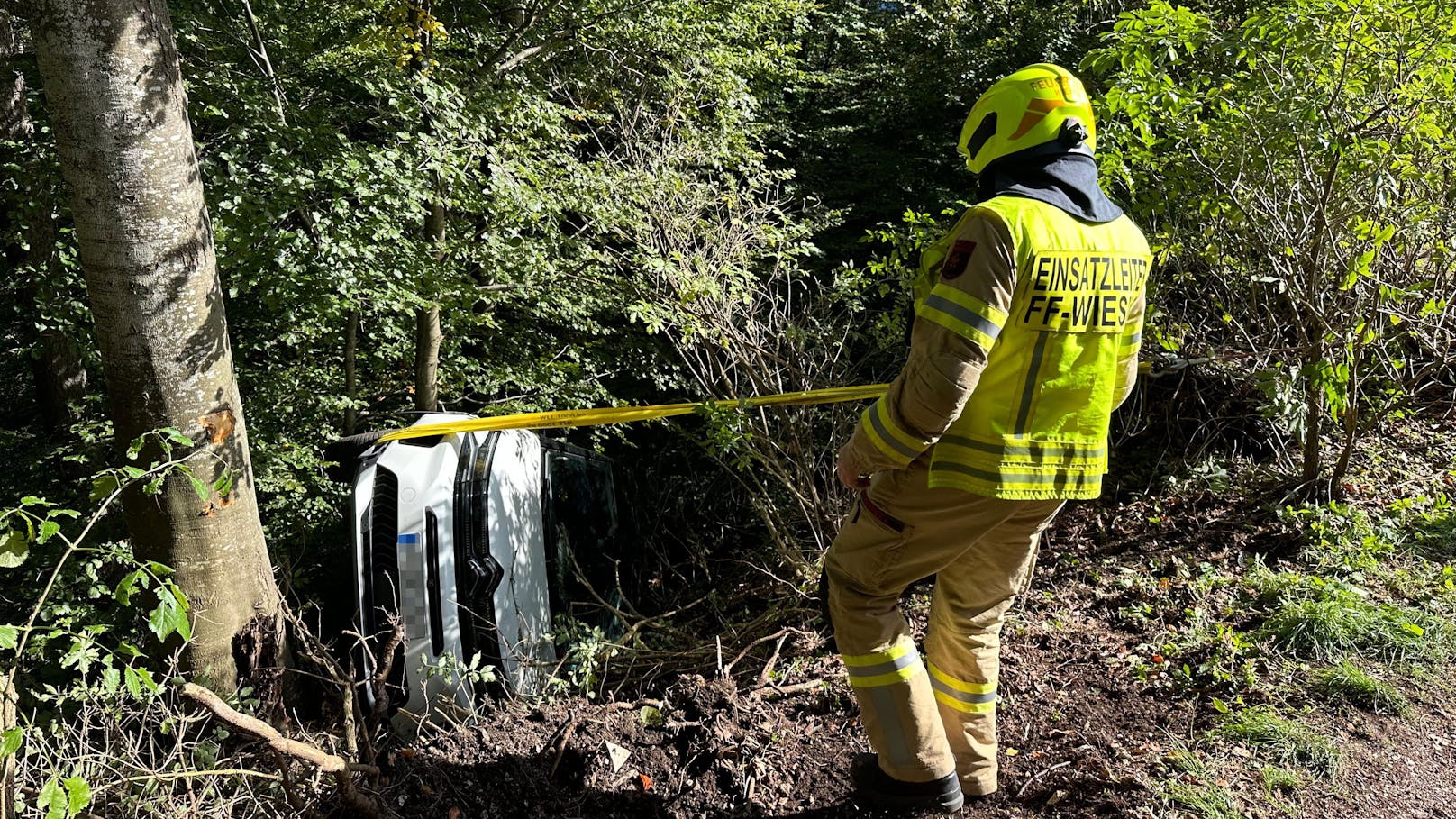 Lenker verwechselt Pedale – Pkw stürzt 7 Meter ab