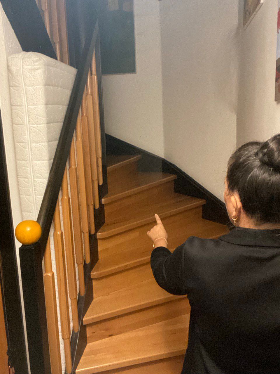 Um vom Schlafzimmer in die Küche zu kommen, muss Frau M. täglich mehrere Stufen steigen. Mit 60 Prozent Behinderung ist das eine Tortur für sie