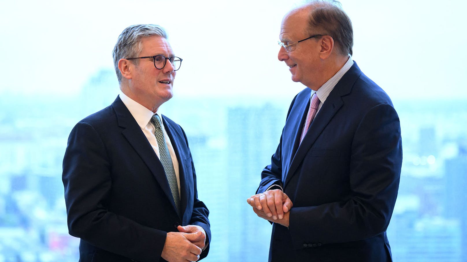 Großbritanniens Premierminister Keir Starmer und Blackrock-CEO Larry Fink (rechts) in New York City.