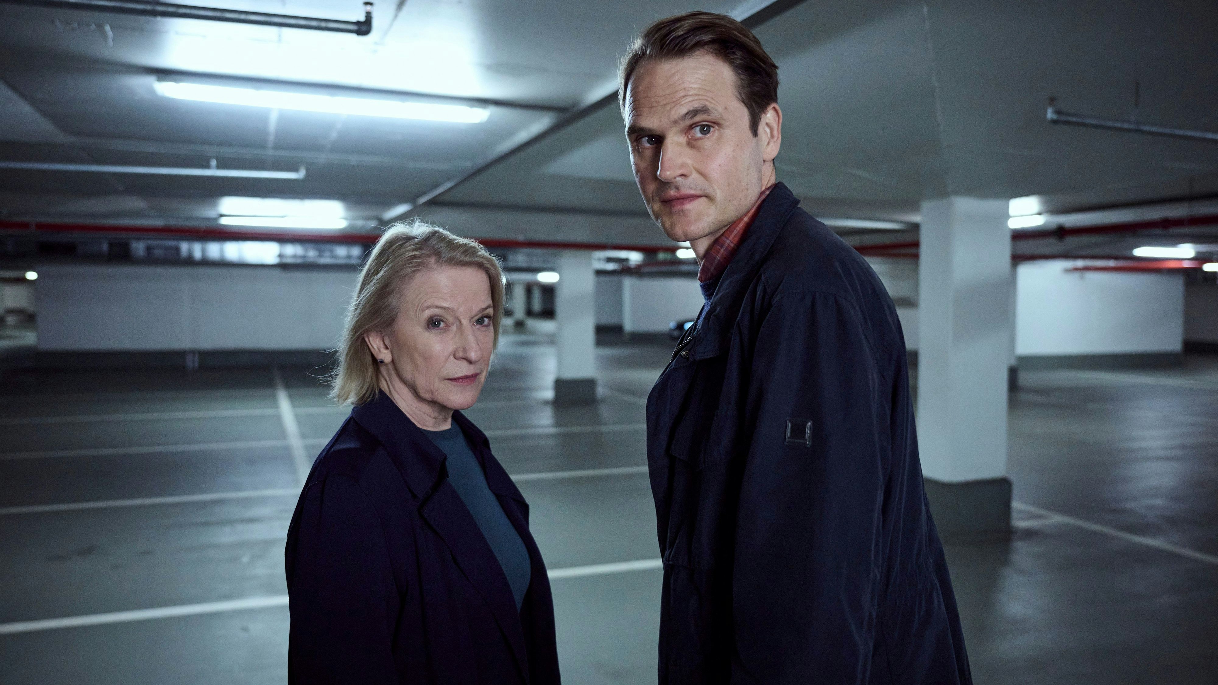 ARD/BR TATORT: TROTZDEM, am Sonntag (06.10.24) um 20:15 Uhr im ERSTEN. Von links: Paula Ringelhahn (Dagmar Manzel) und Felix Voss (Fabian Hinrichs) in der Tiefgarage. Weiteres Bildmaterial finden Sie unter www.br-foto.de. © BR/Hager Moss Film GmbH/Bernd Schuller, honorarfrei - Verwendung gemäß der AGB im engen inhaltlichen, redaktionellen Zusammenhang mit genannter BR-Sendung und bei Nennung "Bild: BR/Hager Moss Film GmbH/Bernd Schuller" (S2). BR/Bildmanagement, Tel: 089/5900-33133, Fax: -10585, Bildmanagement@br.de, www.br-foto.de