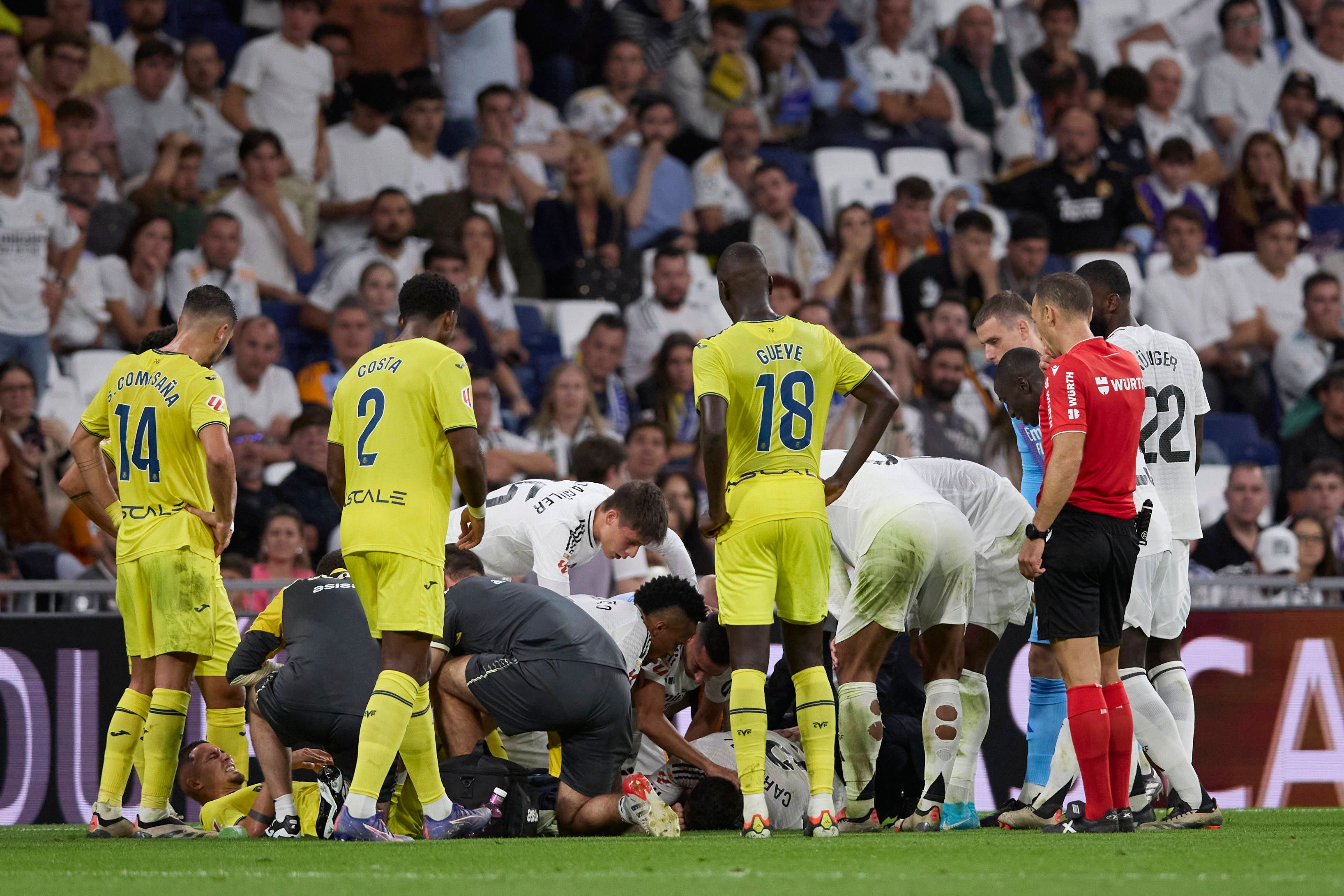 Dani Carvajal liegt am Boden, wird von Kollegen und Gegenspielern versorgt.