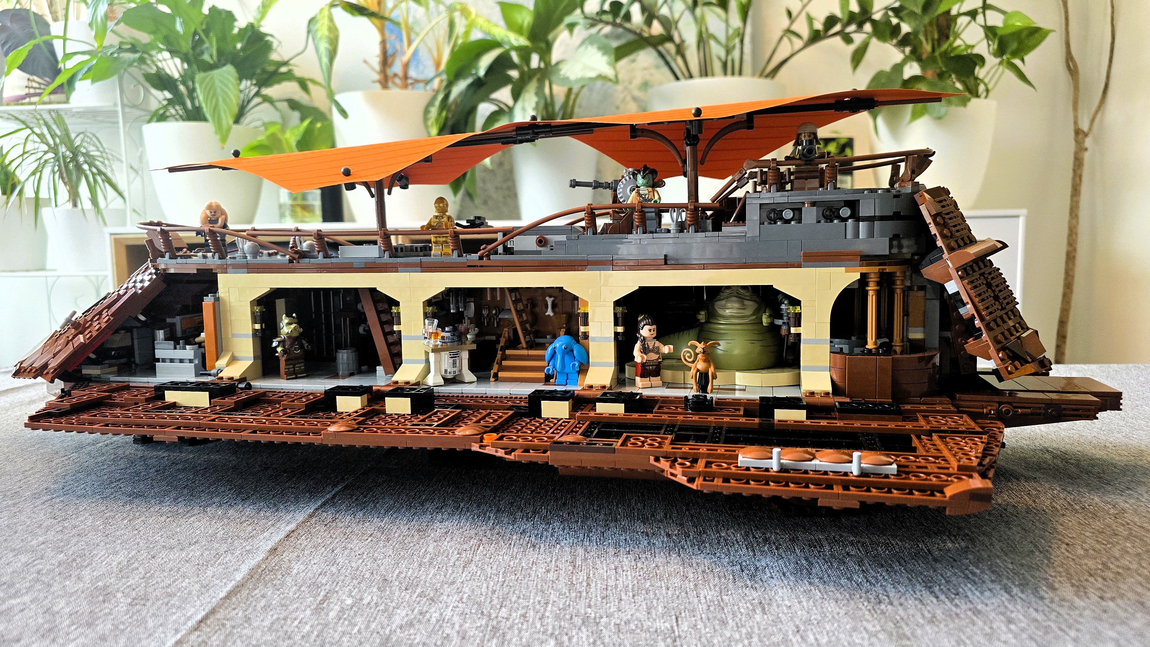 Das Modell besticht durch seinen hohen Detailgrad und die Möglichkeit, die Innenräume sichtbar zu machen.