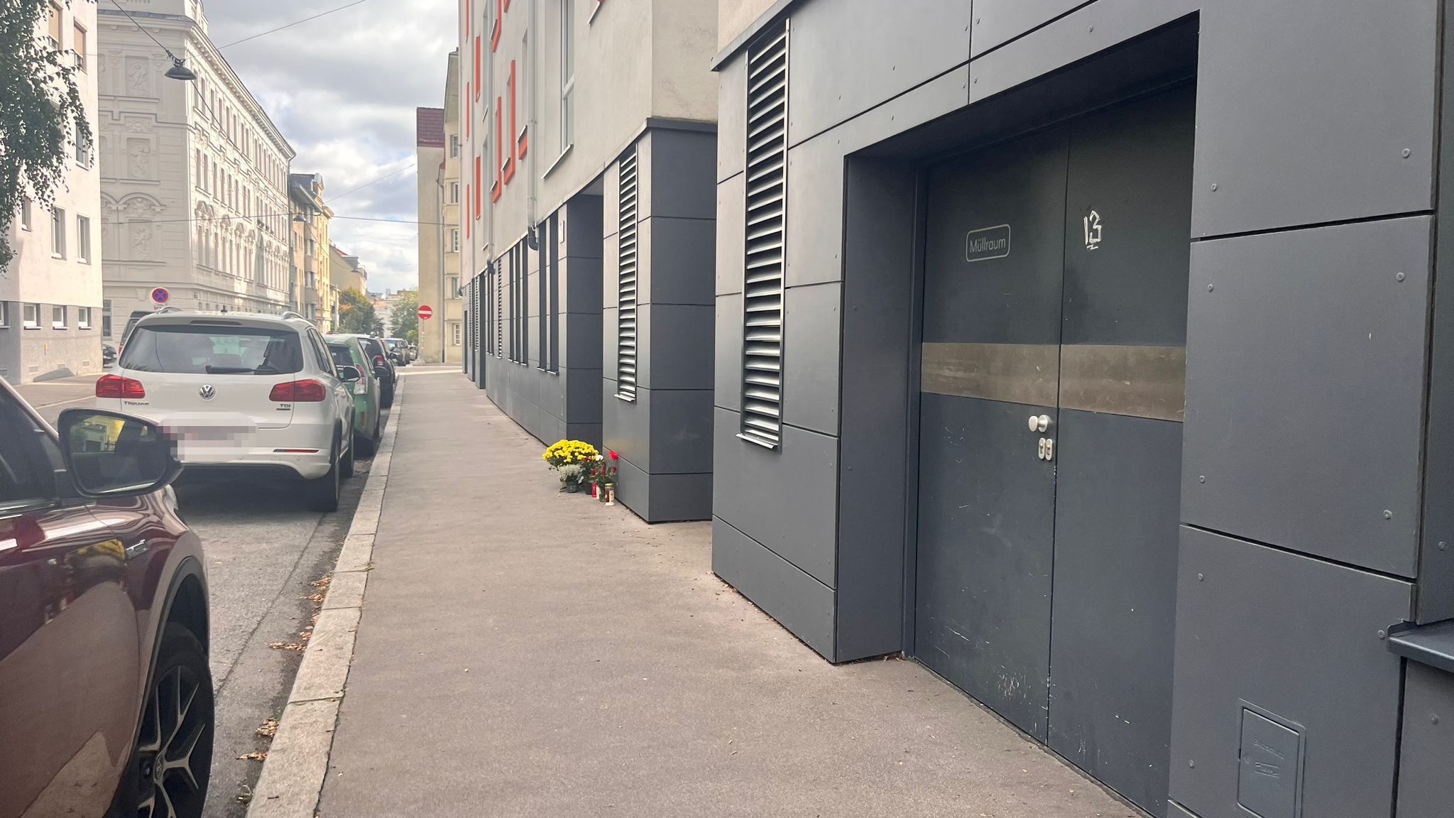 Blumen vor dem Wohnhaus der getöteten Ärztin.
