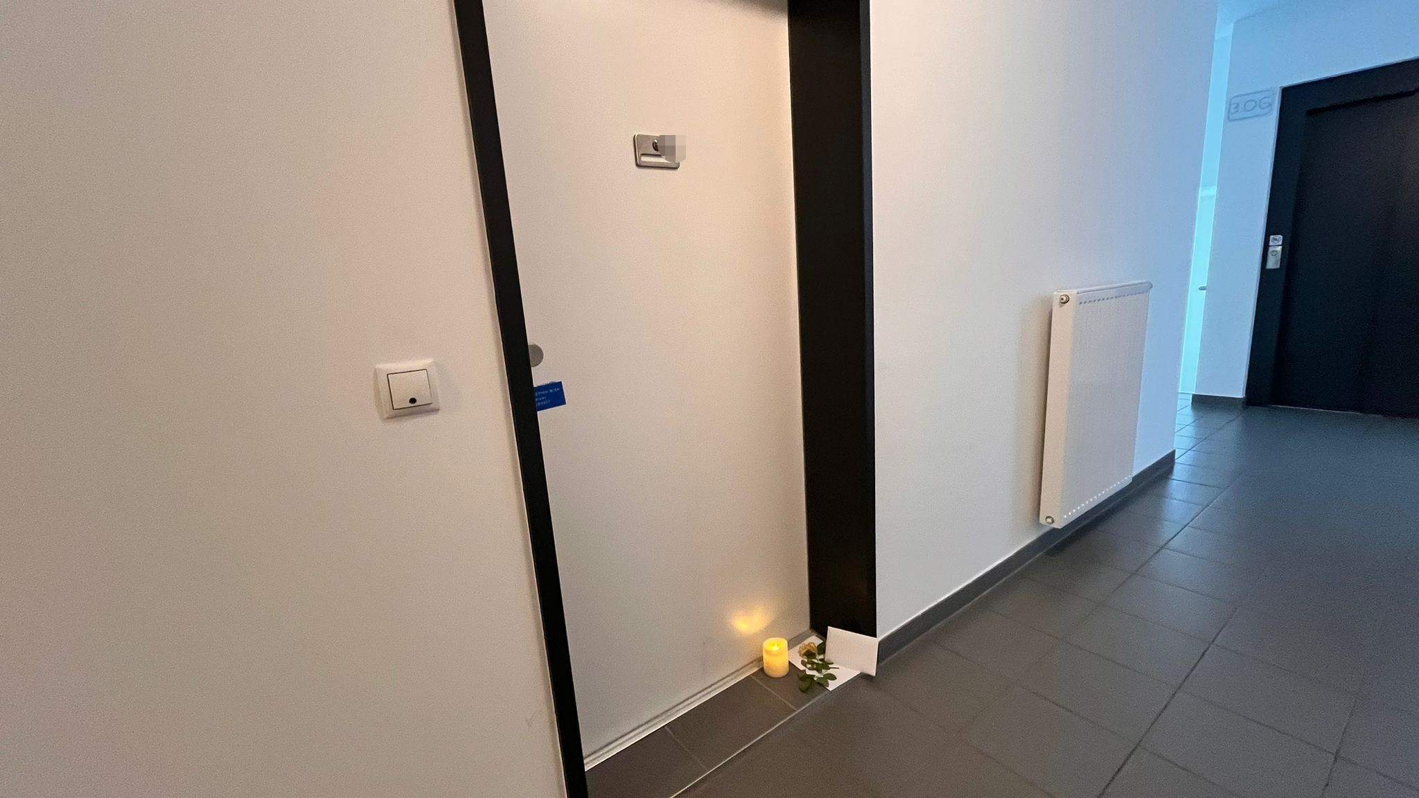 Nachbarn legten Kerzen und Briefe im Gebäude nieder.