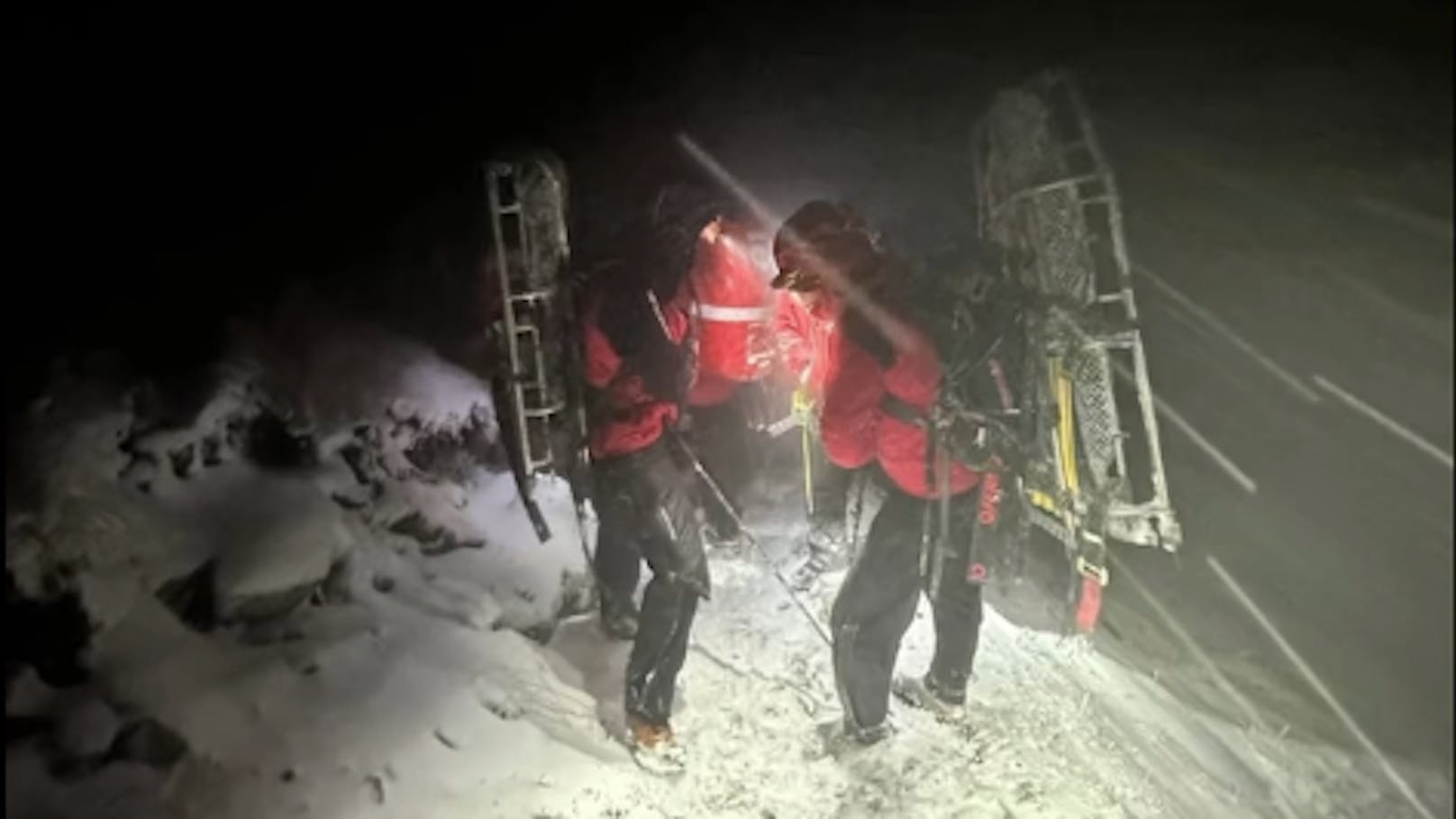 Die Bergretter konnten wegen Schneefall, eisigem Untergrund und wegen Nebel nicht aufsteigen.